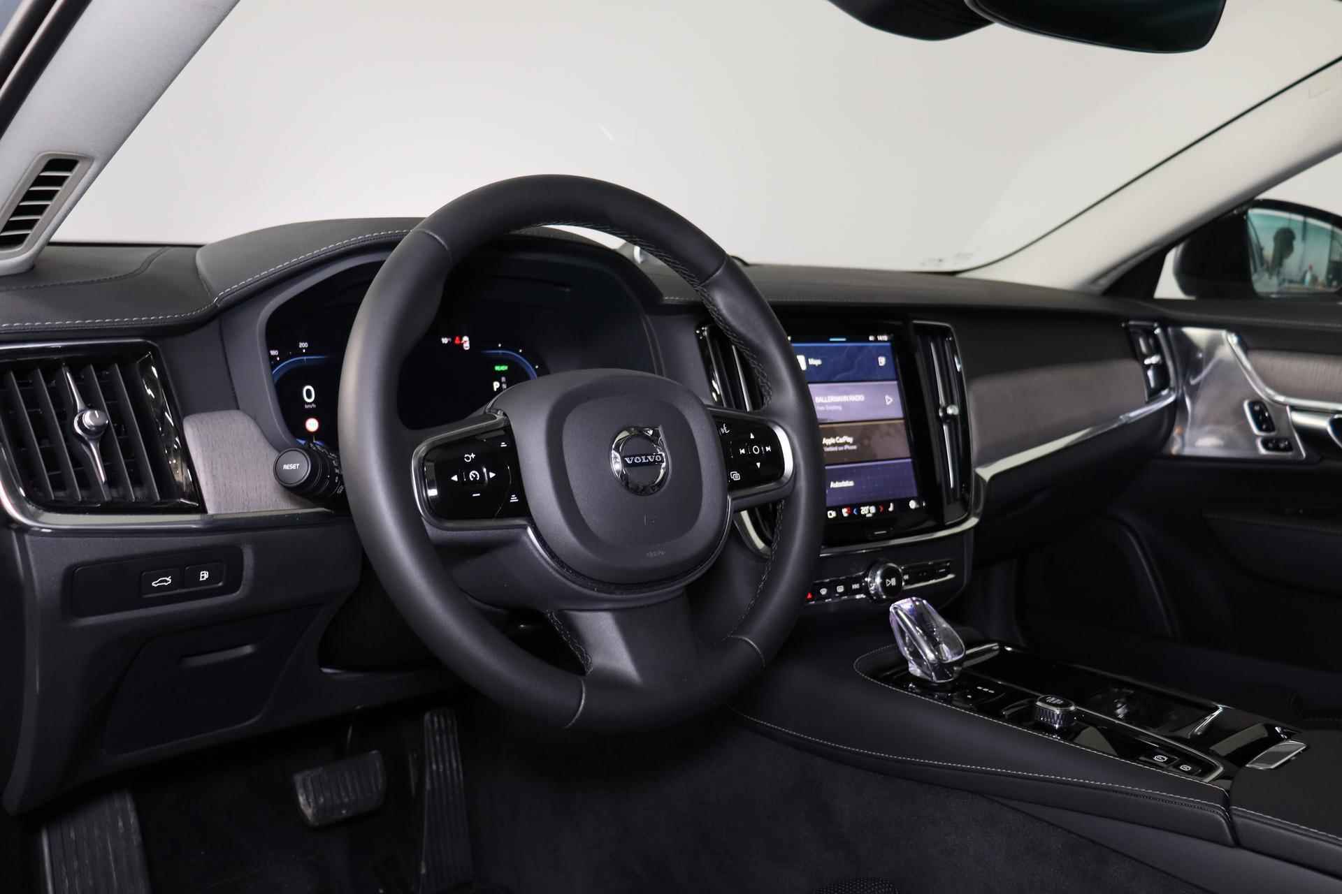 Volvo S90 T8 AWD Ultimate Dark - LONG RANGE - Luchtvering - Schuif/kanteldak - IntelliSafe Assist & Surround - 360º Camera - Bowers & Wilkins audio - Verwarmde voorstoelen, stuur & achterbank - Parkeersensoren voor & achter - Elektr. bedienb. voorstoelen met geheugen - Head up display - Extra getint glas - 20' LMV - 18/23