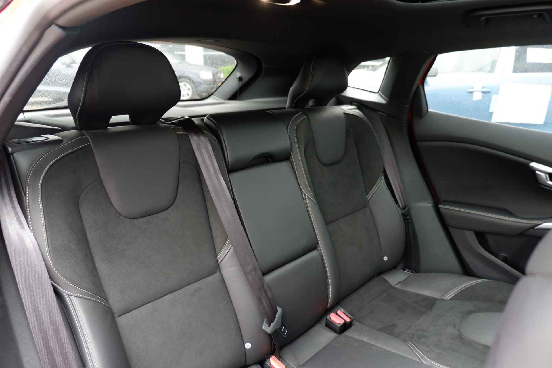 Volvo V40 T3 AUT6 153PK Polar+ Sport, Electronic Climate Control, Achteruitrijcamera, Panoramadak, Verwarmbare Voorstoelen, Parkeersensoren, Navigatiesystem, 17" Lichtmetalen Velgen, LED Koplampen, Keyless Entry, Getint Glas Achter, Cruise Control - 9/30