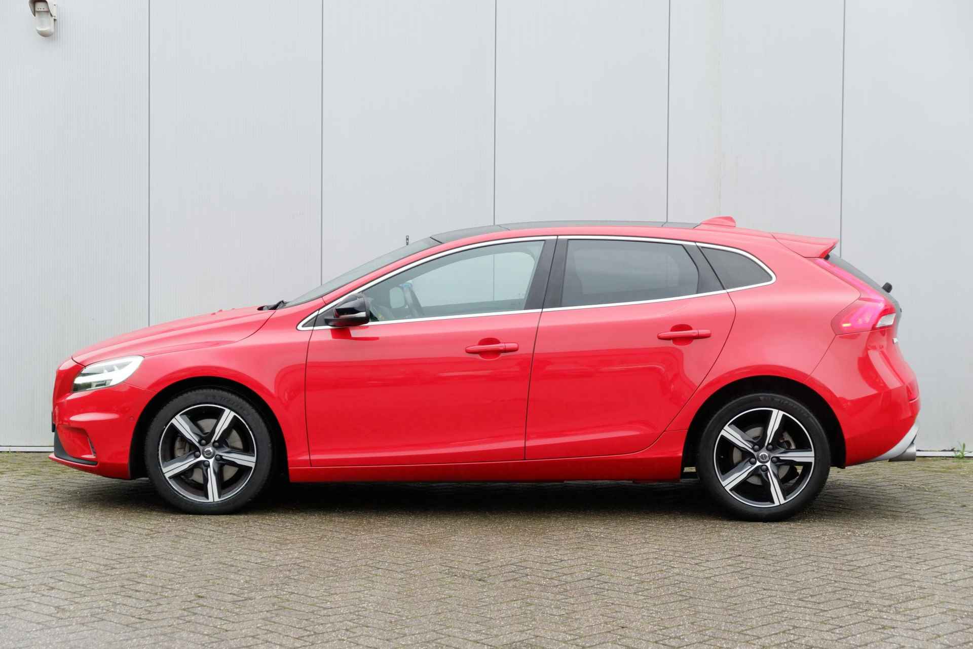 Volvo V40 T3 AUT6 153PK Polar+ Sport, Electronic Climate Control, Achteruitrijcamera, Panoramadak, Verwarmbare Voorstoelen, Parkeersensoren, Navigatiesystem, 17" Lichtmetalen Velgen, LED Koplampen, Keyless Entry, Getint Glas Achter, Cruise Control - 11/30