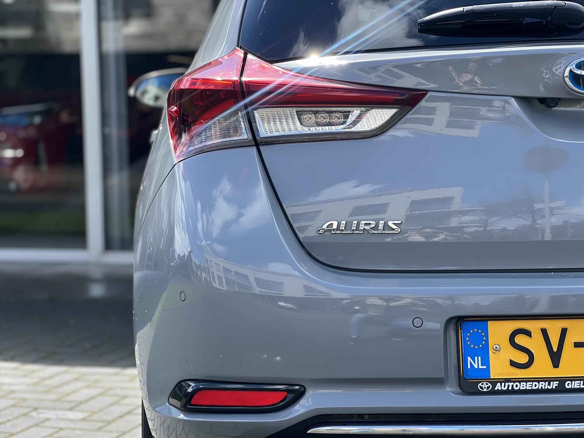 Toyota Auris 1.8 Hybrid Executive | Navigatie, Parkeersensoren, Keyless, Safety sense, Lichtmetalen velgen, Stoelverwarming, Half leer, Weinig KM! - 10/38