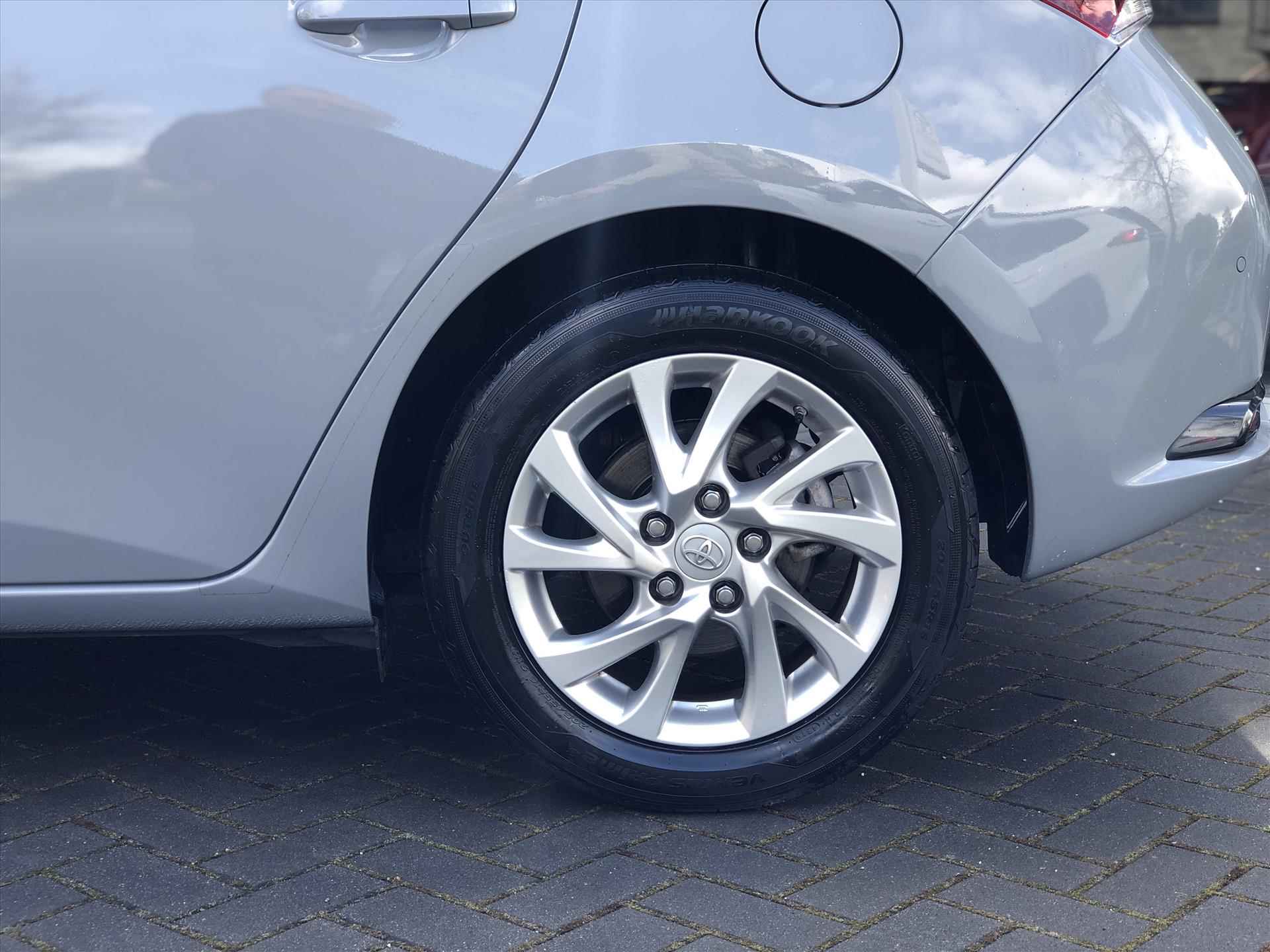 Toyota Auris 1.8 Hybrid Executive | Navigatie, Parkeersensoren, Keyless, Safety sense, Lichtmetalen velgen, Stoelverwarming, Half leer, Weinig KM! - 4/38