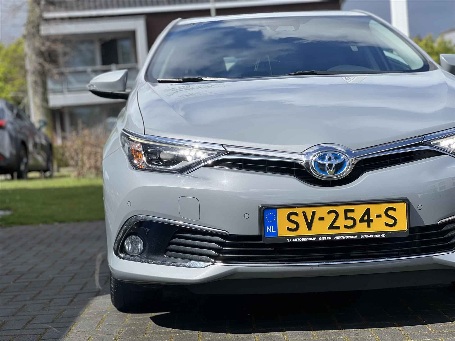 Toyota Auris 1.8 Hybrid Executive | Navigatie, Parkeersensoren, Keyless, Safety sense, Lichtmetalen velgen, Stoelverwarming, Half leer, Weinig KM! - 5/38