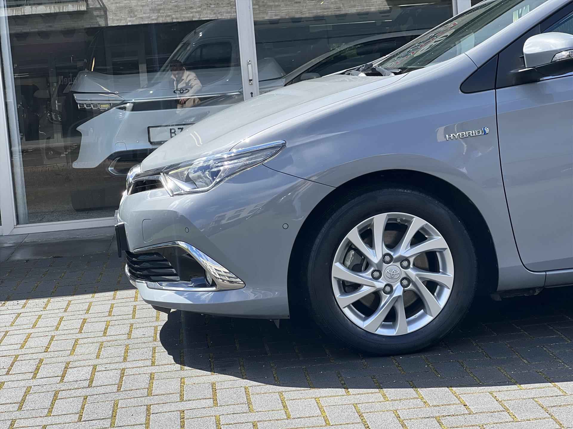 Toyota Auris 1.8 Hybrid Executive | Navigatie, Parkeersensoren, Keyless, Safety sense, Lichtmetalen velgen, Stoelverwarming, Half leer, Weinig KM! - 6/38