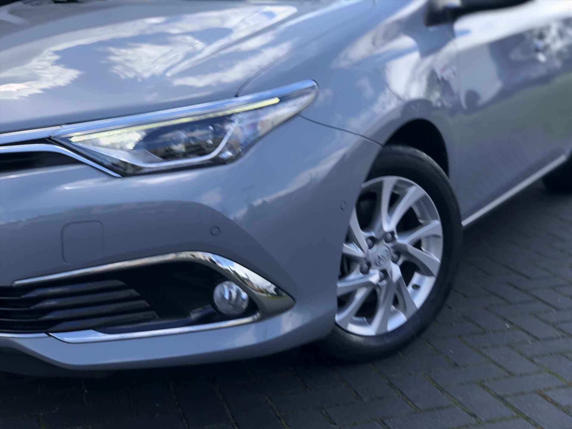 Toyota Auris 1.8 Hybrid Executive | Navigatie, Parkeersensoren, Keyless, Safety sense, Lichtmetalen velgen, Stoelverwarming, Half leer, Weinig KM! - 11/38