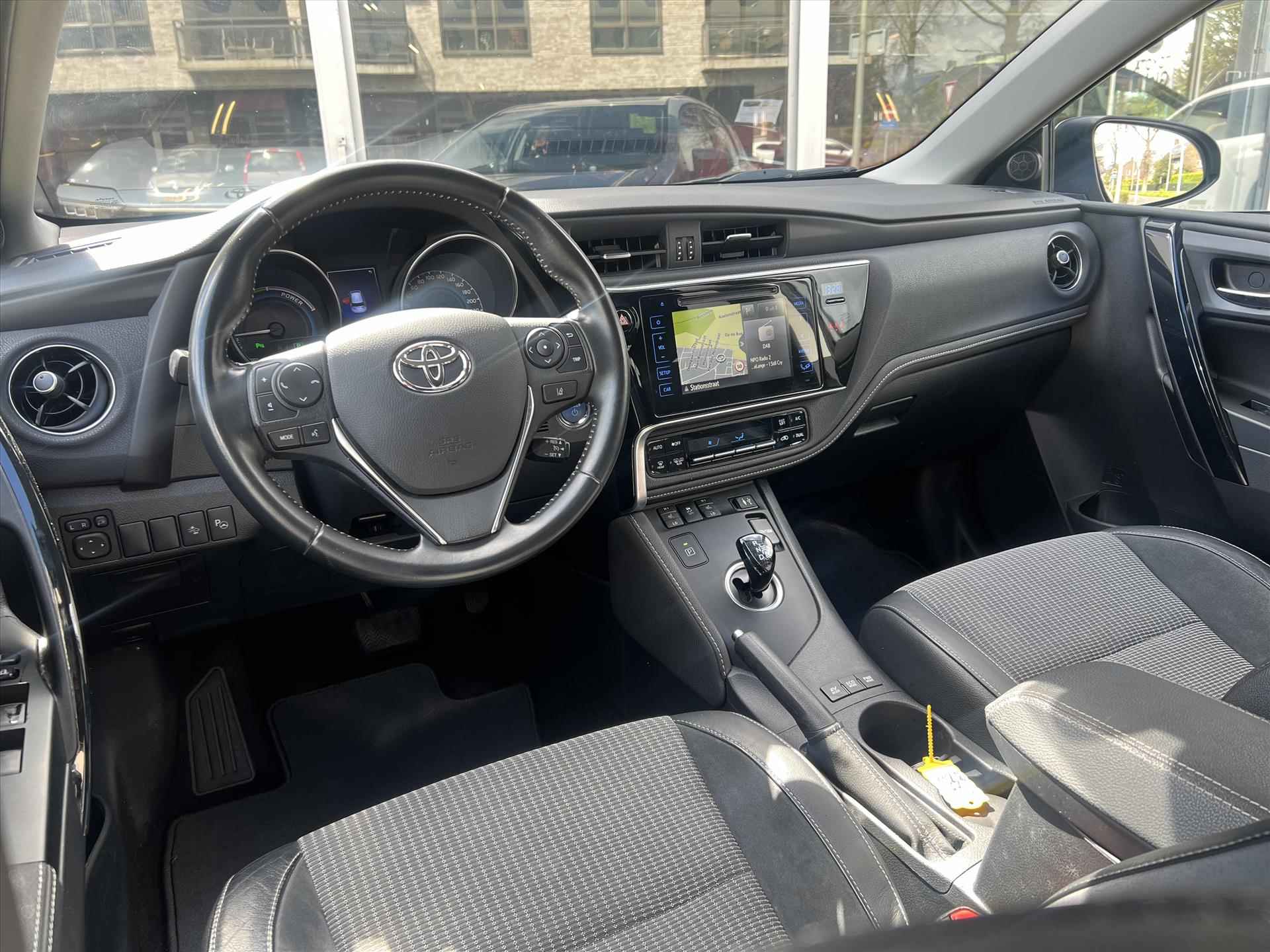 Toyota Auris 1.8 Hybrid Executive | Navigatie, Parkeersensoren, Keyless, Safety sense, Lichtmetalen velgen, Stoelverwarming, Half leer, Weinig KM! - 13/38