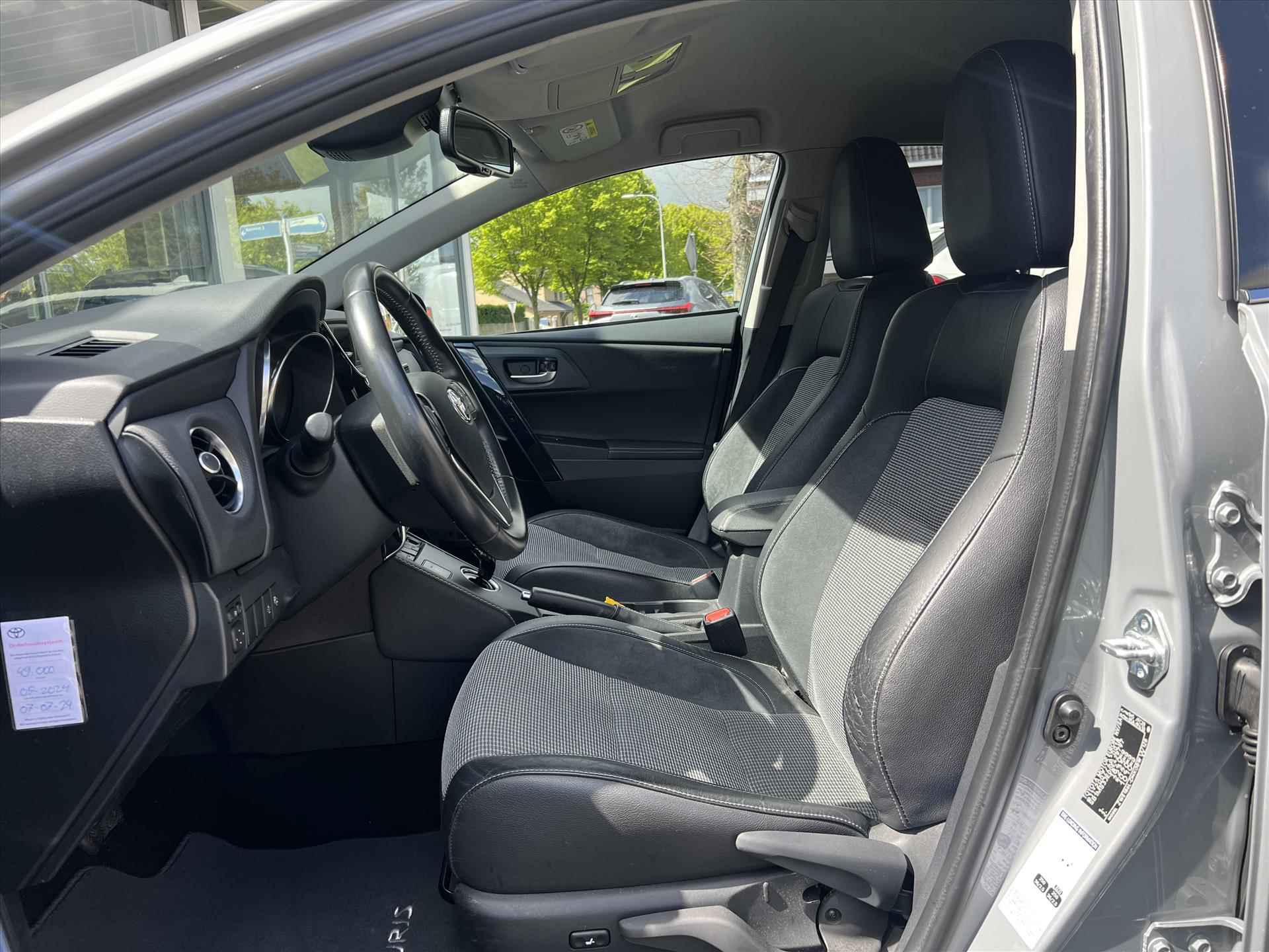 Toyota Auris 1.8 Hybrid Executive | Navigatie, Parkeersensoren, Keyless, Safety sense, Lichtmetalen velgen, Stoelverwarming, Half leer, Weinig KM! - 14/38