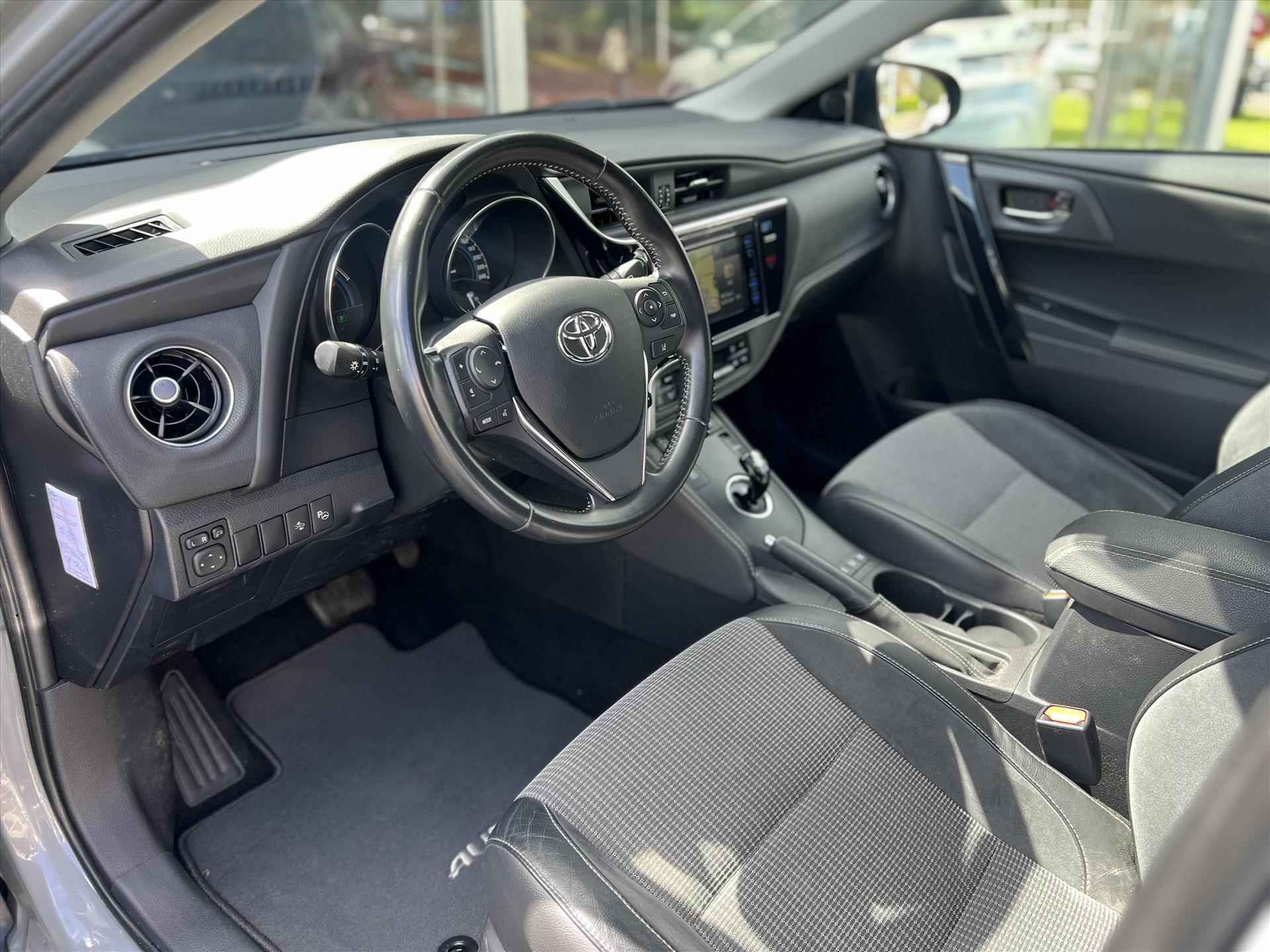 Toyota Auris 1.8 Hybrid Executive | Navigatie, Parkeersensoren, Keyless, Safety sense, Lichtmetalen velgen, Stoelverwarming, Half leer, Weinig KM! - 16/38