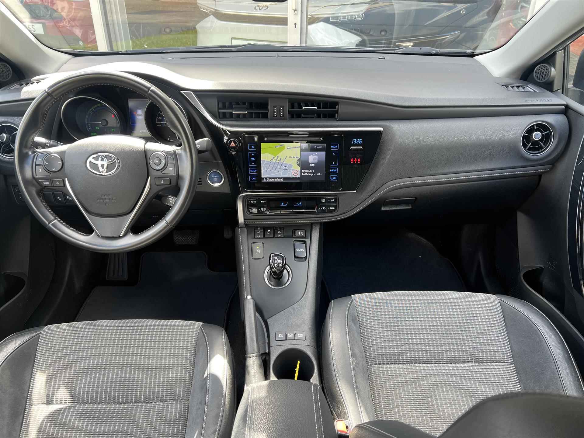Toyota Auris 1.8 Hybrid Executive | Navigatie, Parkeersensoren, Keyless, Safety sense, Lichtmetalen velgen, Stoelverwarming, Half leer, Weinig KM! - 17/38