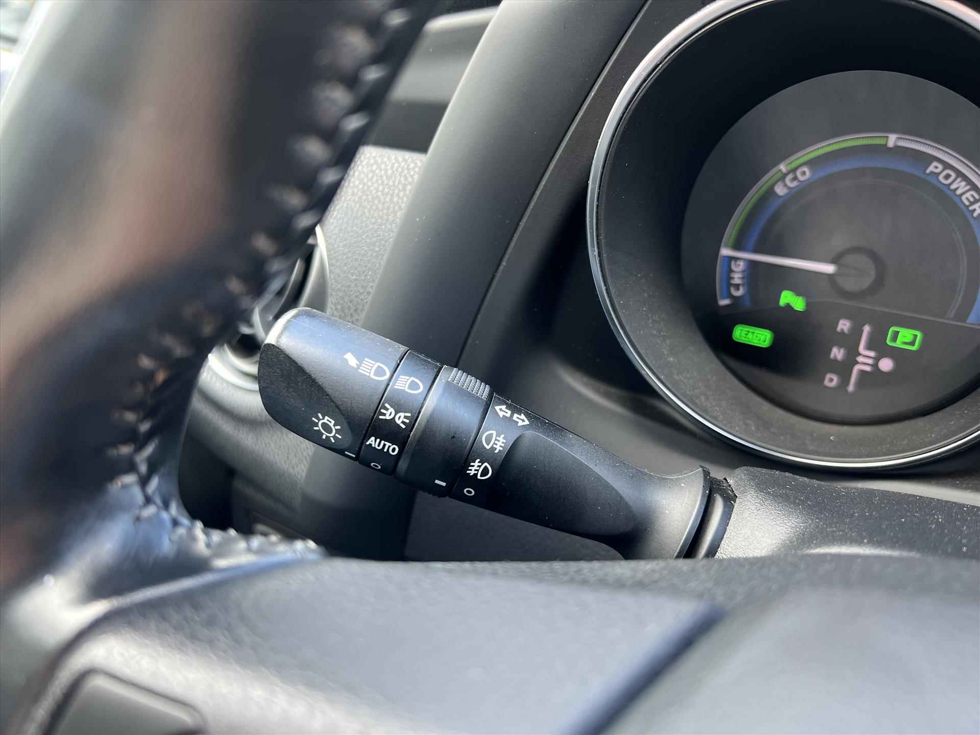 Toyota Auris 1.8 Hybrid Executive | Navigatie, Parkeersensoren, Keyless, Safety sense, Lichtmetalen velgen, Stoelverwarming, Half leer, Weinig KM! - 28/38