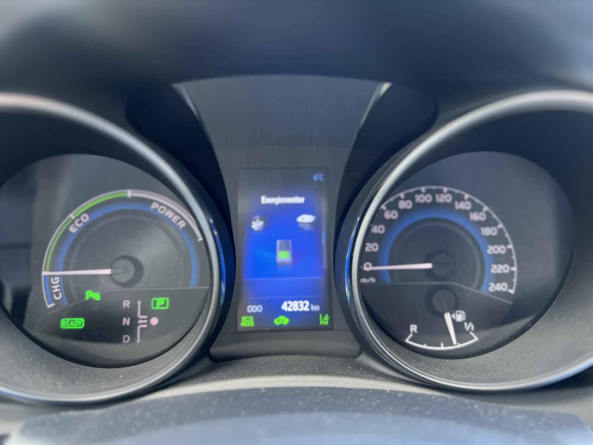 Toyota Auris 1.8 Hybrid Executive | Navigatie, Parkeersensoren, Keyless, Safety sense, Lichtmetalen velgen, Stoelverwarming, Half leer, Weinig KM! - 30/38