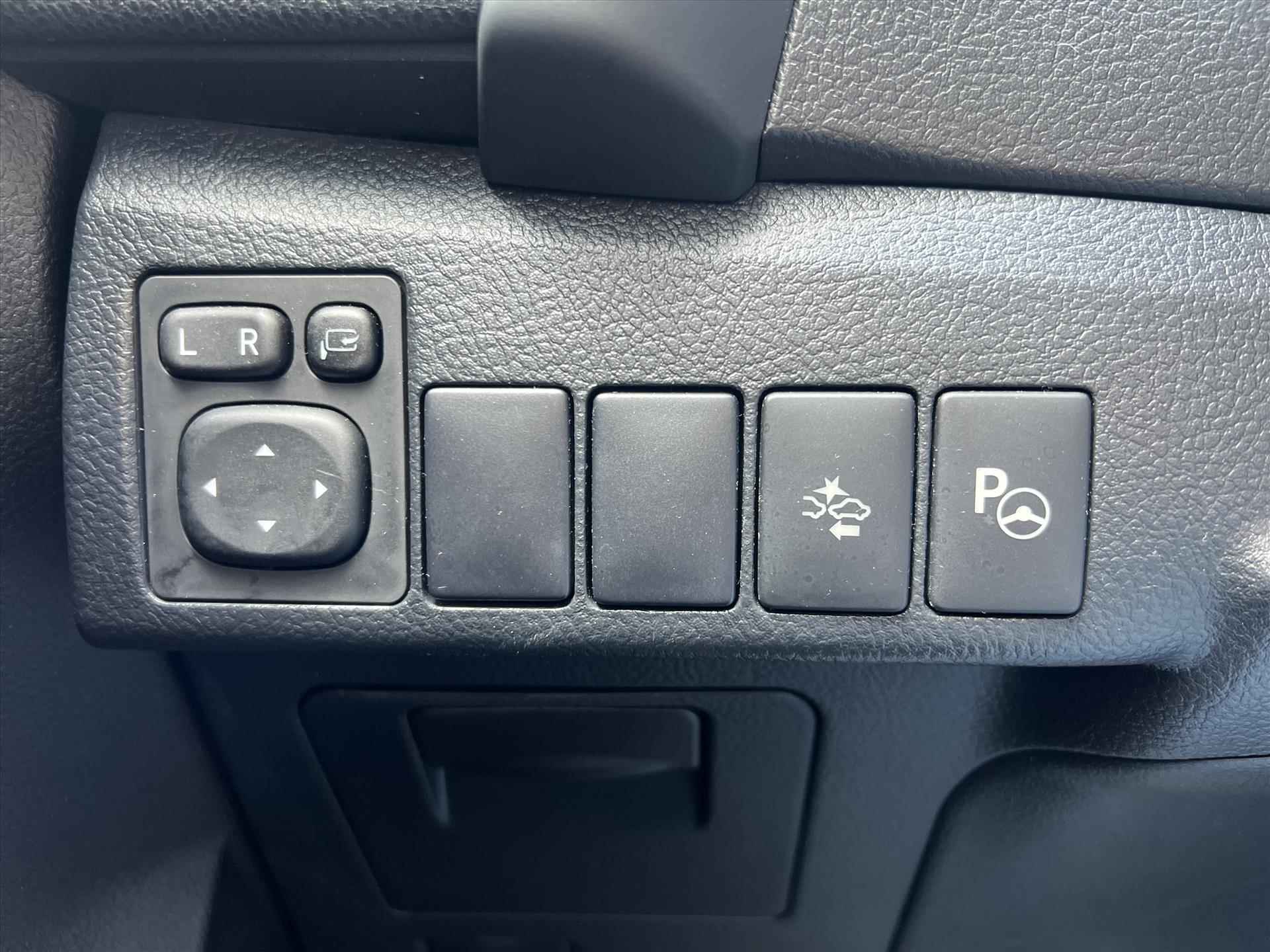 Toyota Auris 1.8 Hybrid Executive | Navigatie, Parkeersensoren, Keyless, Safety sense, Lichtmetalen velgen, Stoelverwarming, Half leer, Weinig KM! - 33/38
