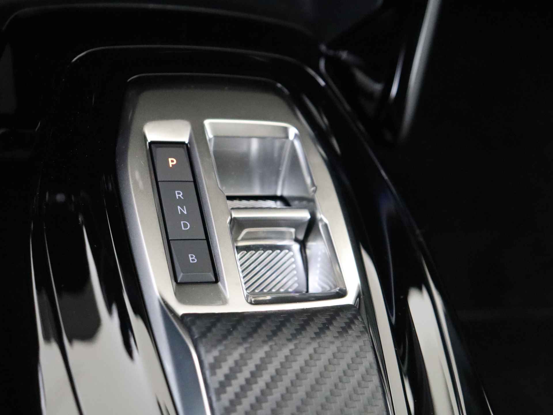 Peugeot e-208 EV GT 51 kWh | Leer/alcantara | Apple CP/Android Auto | Stoelverwarming | DAB+ | Beschikbaar v.a. juli | Oplopende km.stand | - 14/44