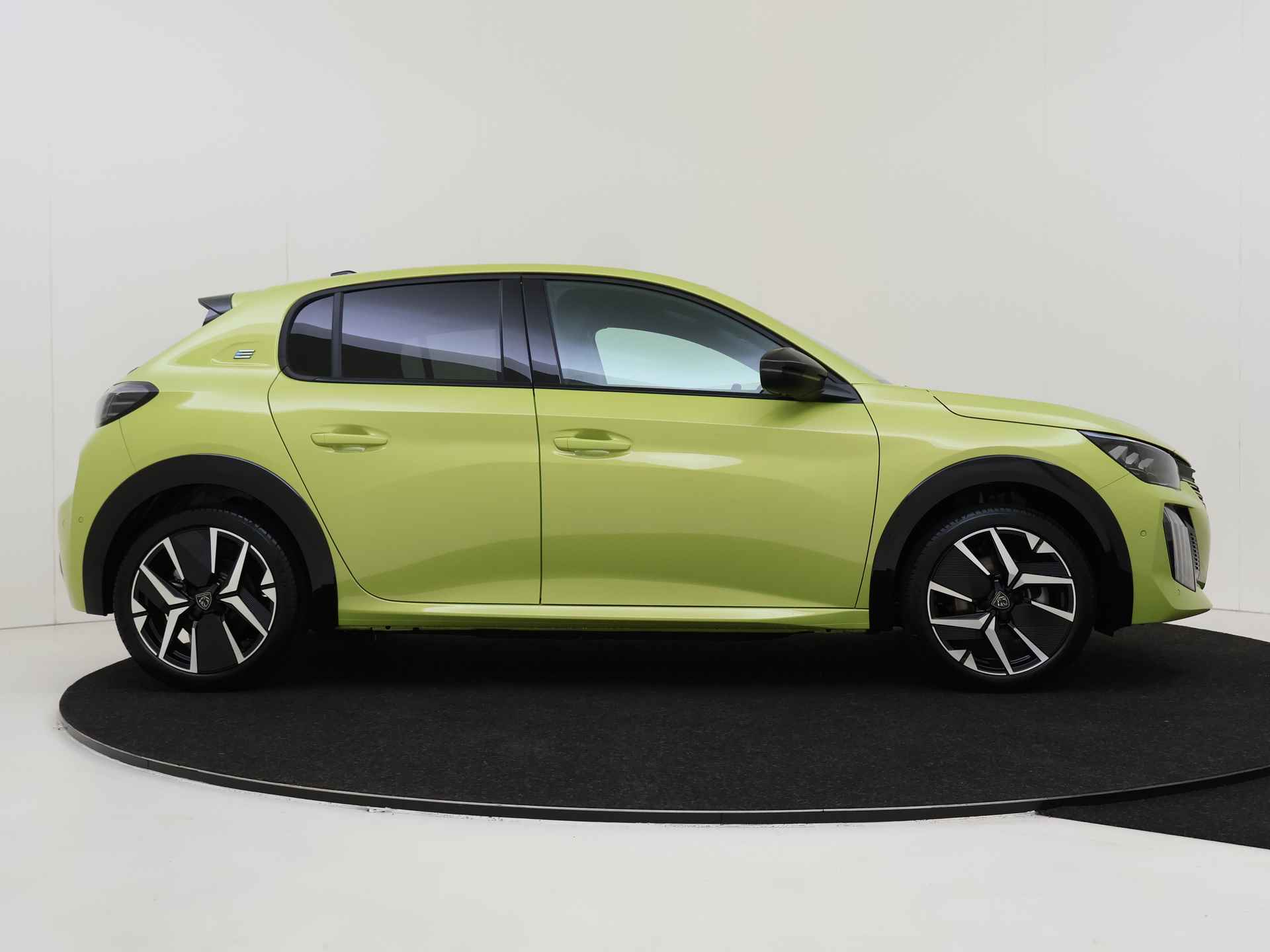 Peugeot e-208 EV GT 51 kWh | Leer/alcantara | Apple CP/Android Auto | Stoelverwarming | DAB+ | Beschikbaar v.a. juli | Oplopende km.stand | - 16/44