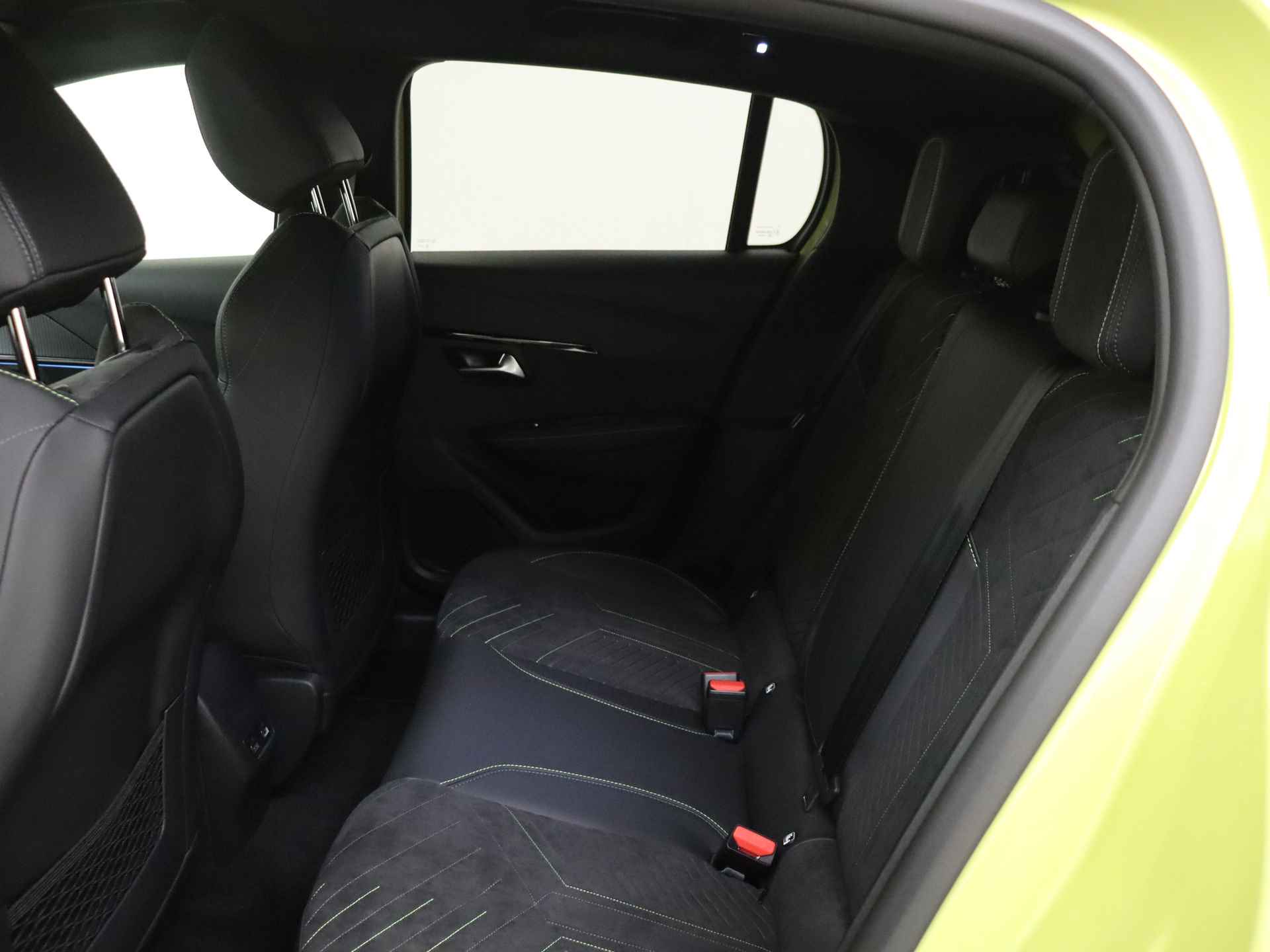 Peugeot e-208 EV GT 51 kWh | Leer/alcantara | Apple CP/Android Auto | Stoelverwarming | DAB+ | Beschikbaar v.a. juli | Oplopende km.stand | - 21/44