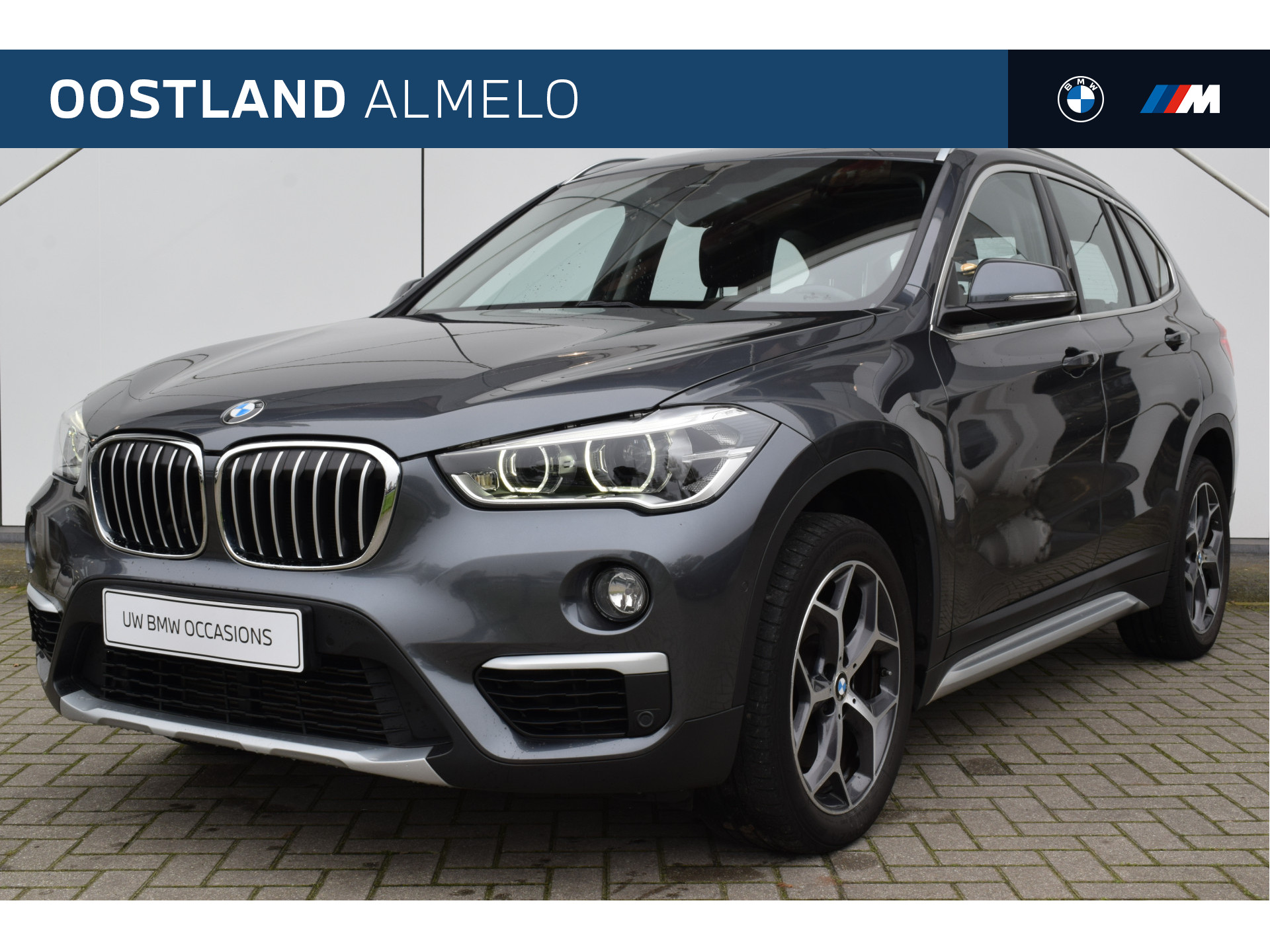 BMW X1 sDrive20i High Executive xLine Automaat / Panoramadak / Sportstoelen / LED / Head-Up / Park Assistant / Stoelverwarming