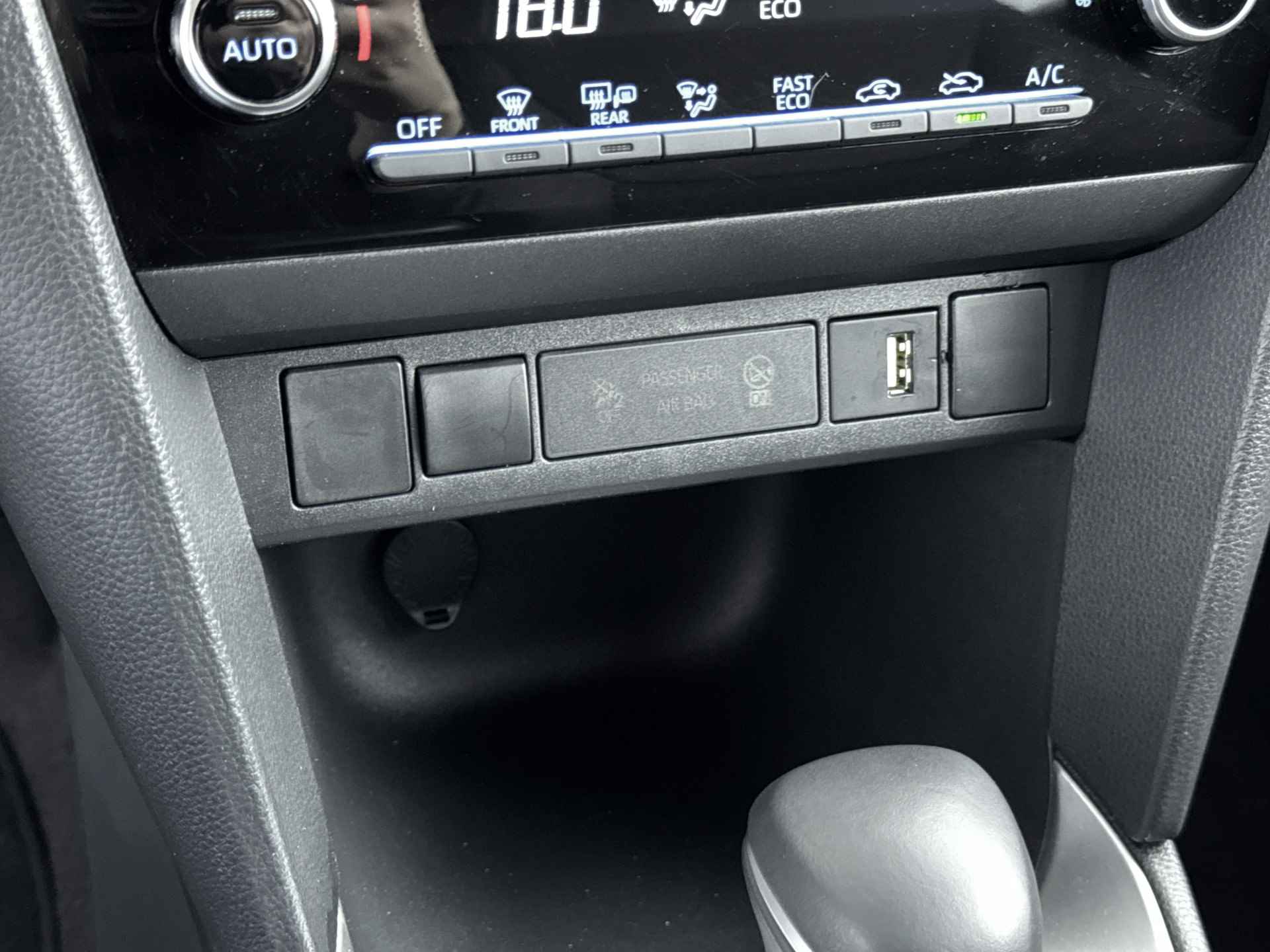 Toyota Yaris Cross 1.5 Hybrid First Edition | Trekhaak | Apple Carplay & Andoid Auto | Navigatie | - 34/40