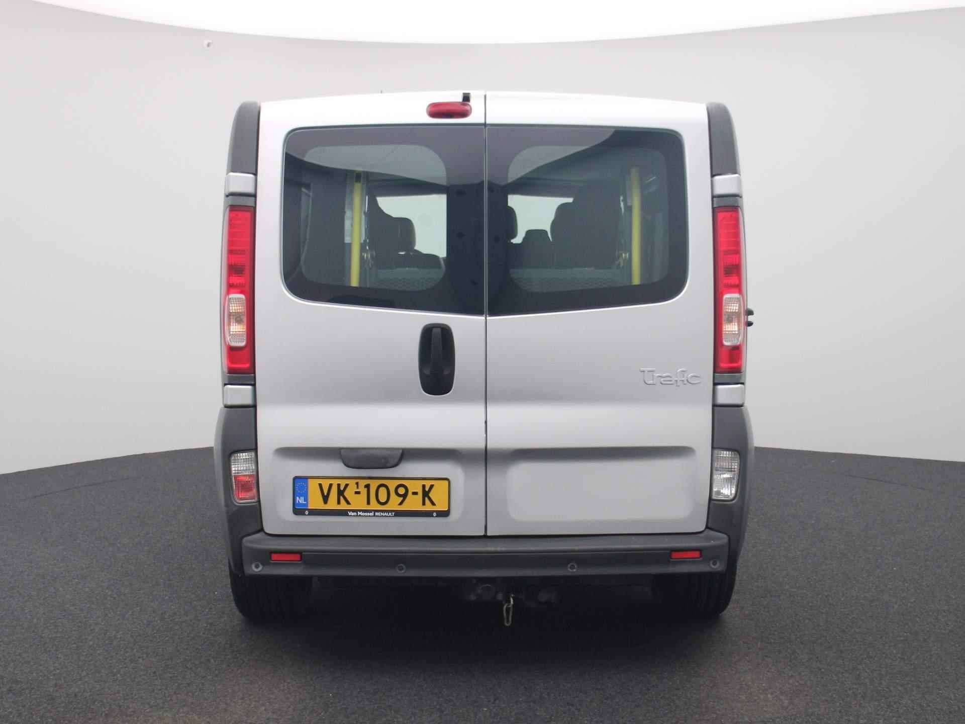 Renault Trafic 2.5 dCi 146pk T29 L2H1 DC | Automaat | Complete rolstoel-inbouw | Afneembare trekhaak | Cruise control | Airco - 6/40