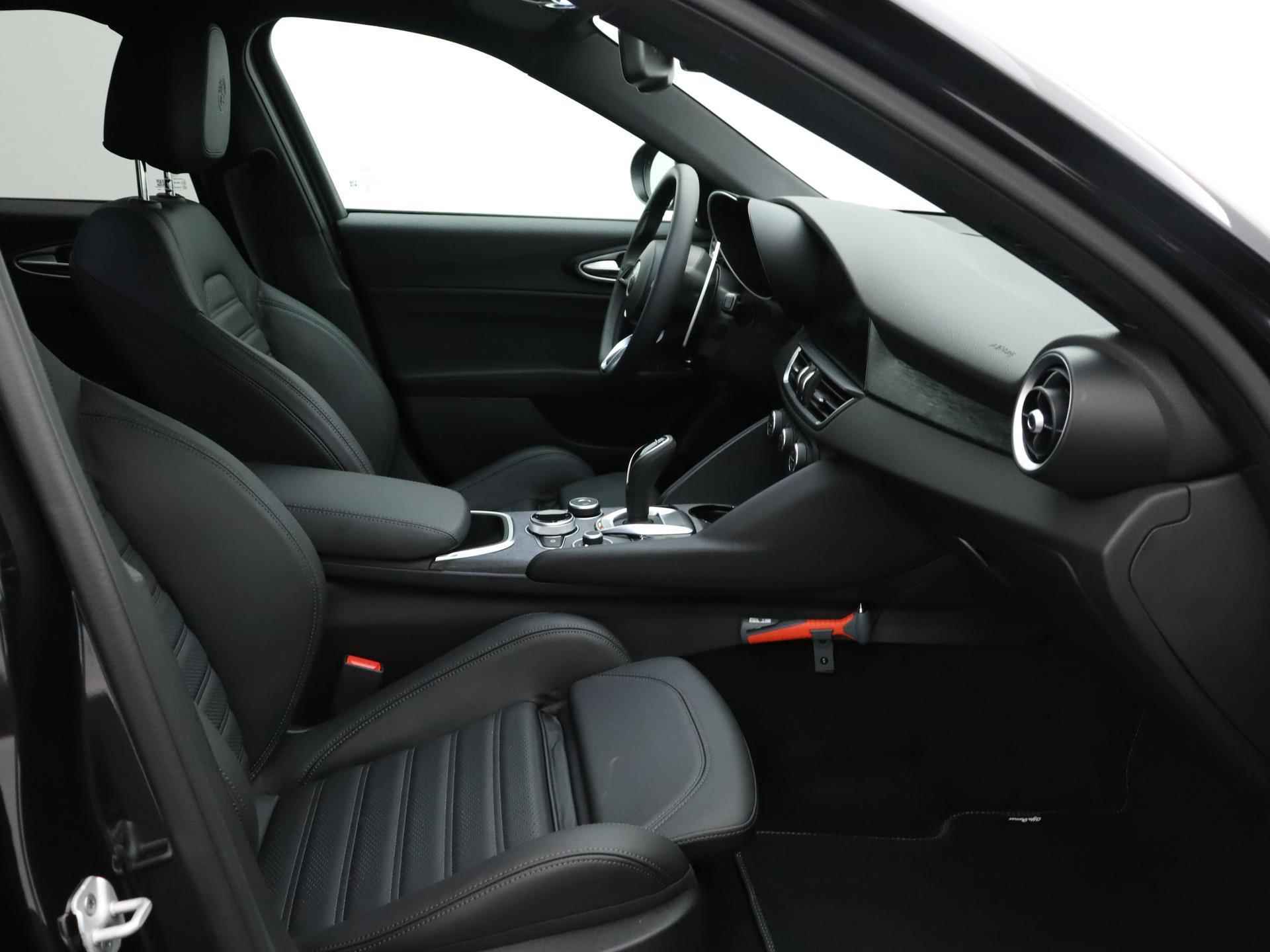 Alfa Romeo Giulia GME AWD Sprint 280pk Automaat | Navigatie | Lederen Sportstoelen | Lichtmetalen Velgen 19" | Voorstoelen Verwarmd En Elektrische Lendesteunen | Cruise Control Adaptief - 17/33