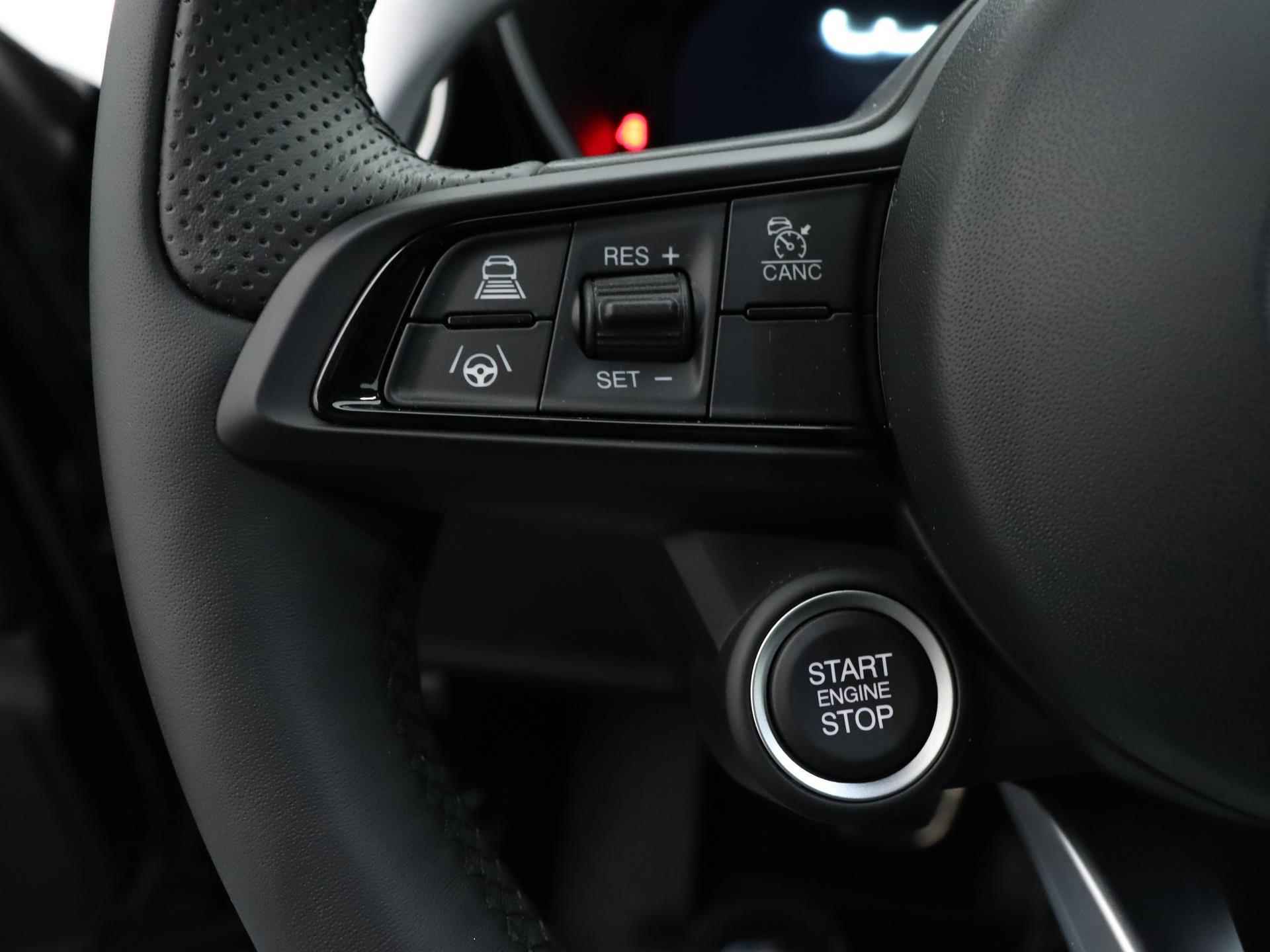 Alfa Romeo Giulia GME AWD Sprint 280pk Automaat | Navigatie | Lederen Sportstoelen | Lichtmetalen Velgen 19" | Voorstoelen Verwarmd En Elektrische Lendesteunen | Cruise Control Adaptief - 24/33