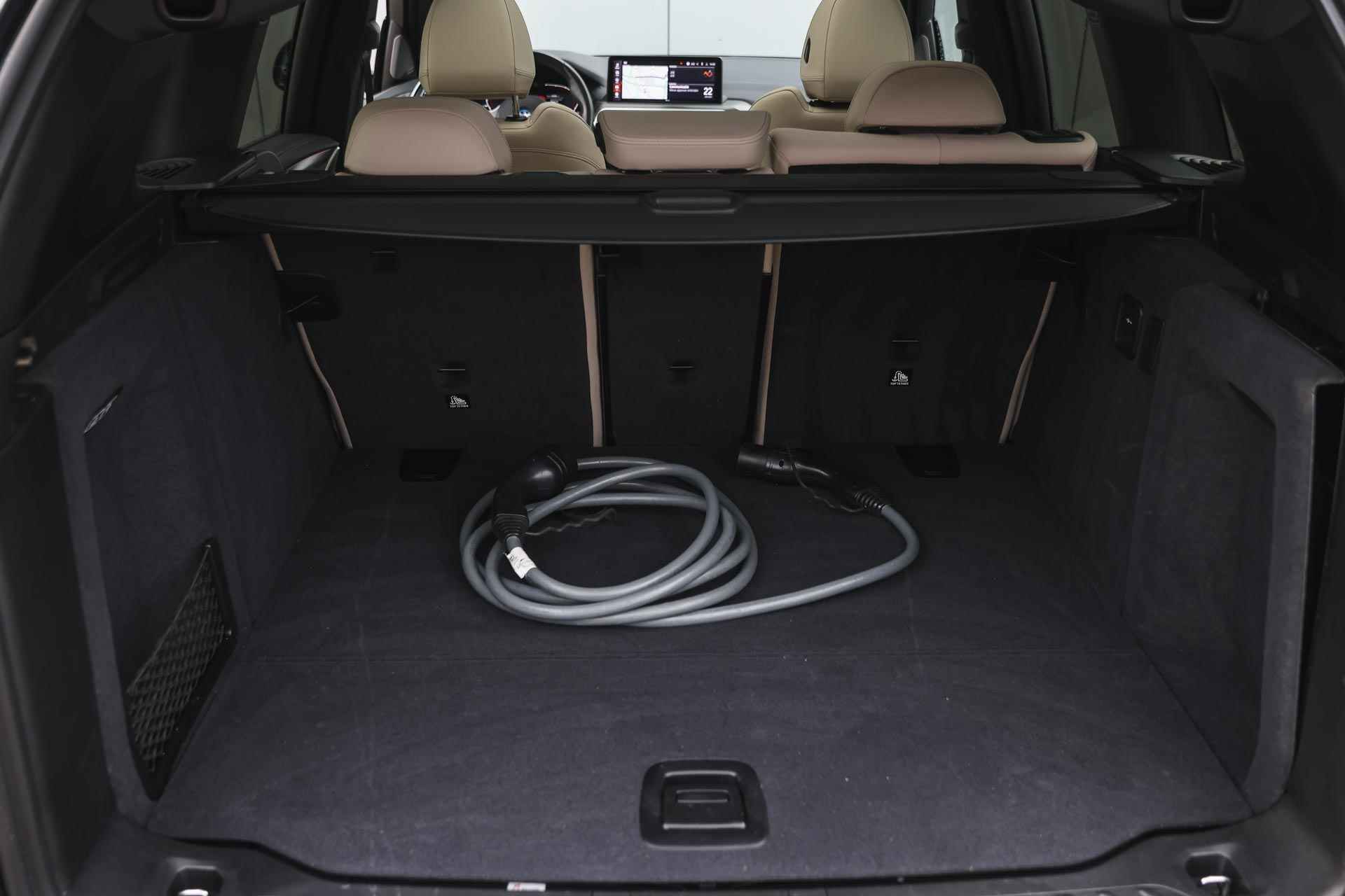 BMW iX3 High Executive / Trekhaak / Sportstoelen / Stoelverwarming / Adaptieve LED / Harman Kardon / Head-Up / Parking Assistant Plus / Live Cockpit Professional - 39/41