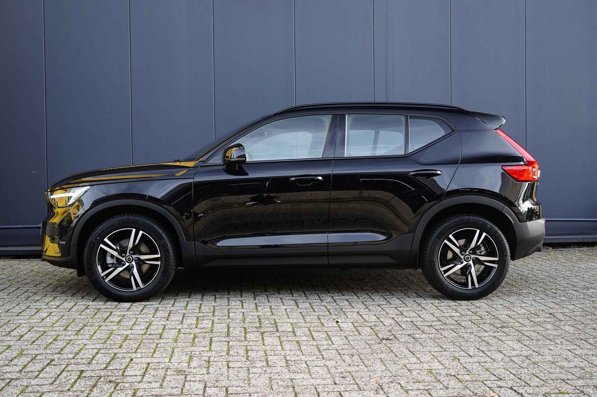 Volvo XC40 2.0 B4 Plus Dark | Trekhaak | Voorruitverwarming | Harman/Kardon | Park Assist - 3/28