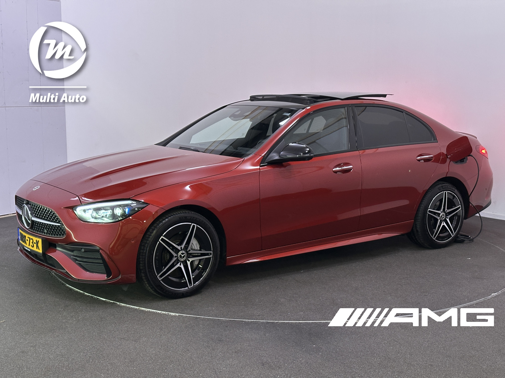 Mercedes-Benz C-Klasse 300 e AMG Line Plug In Hybrid 320pk PHEV | Panodak | Trekhaak af Fabriek | Digital LED | 360 Camera | Head Up | Keyless | Sfeerverlichting |