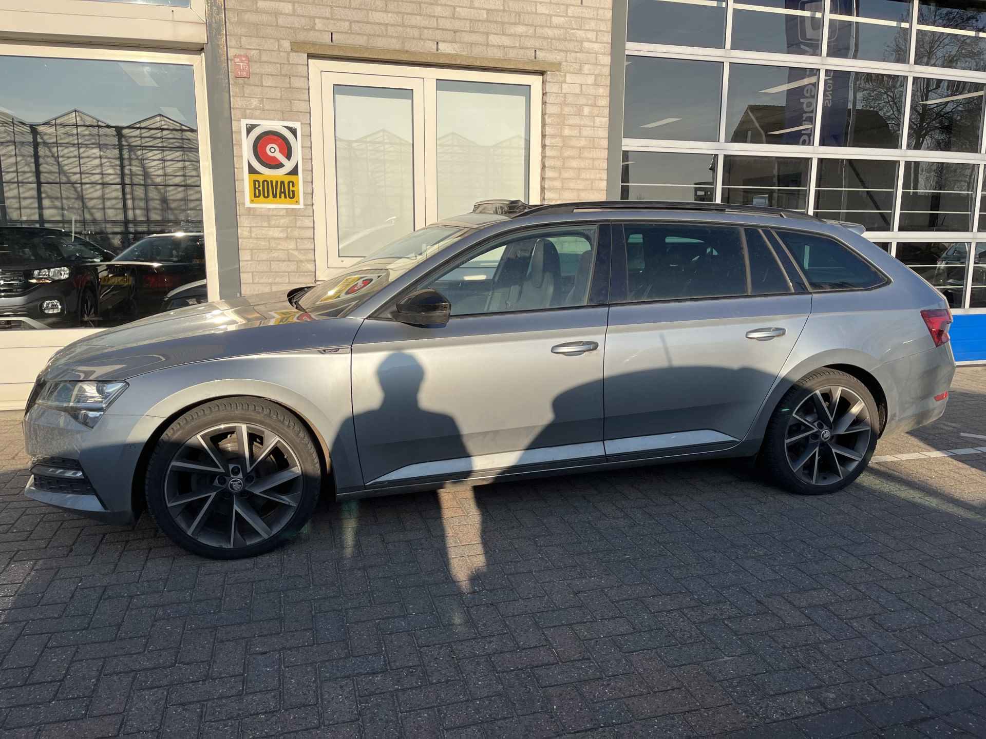 Škoda Superb Combi 1.4 TSI iV Sportline / AUTOMAAT/ TREKHAAK/ PANO/ KEYLESS/ DIGITAL DASH/ CANTON AUDIO/ MEMORY SEAT/ ACC/ SMARTLINK/ DAB/ NAVI/ STOELVERWARMING V&A/ STUURVERWARMING/ CLIMA/ 360 CAMERA - 2/41