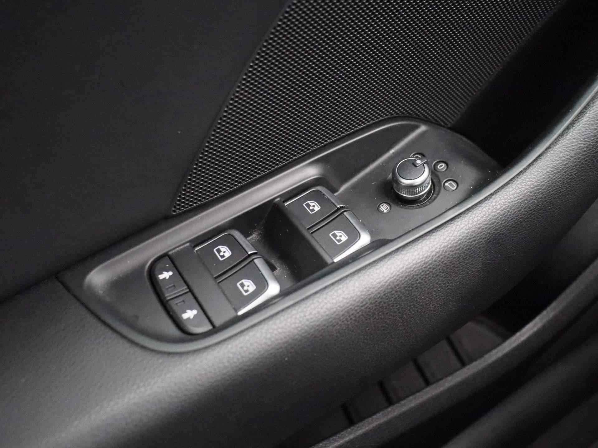 Audi A3 Sportback 35 TFSI CoD Sport S Line Edition | Half-Leder | Navigatie | Airco | Parkeersensoren | 18 Inch Velgen | LED | - 26/38