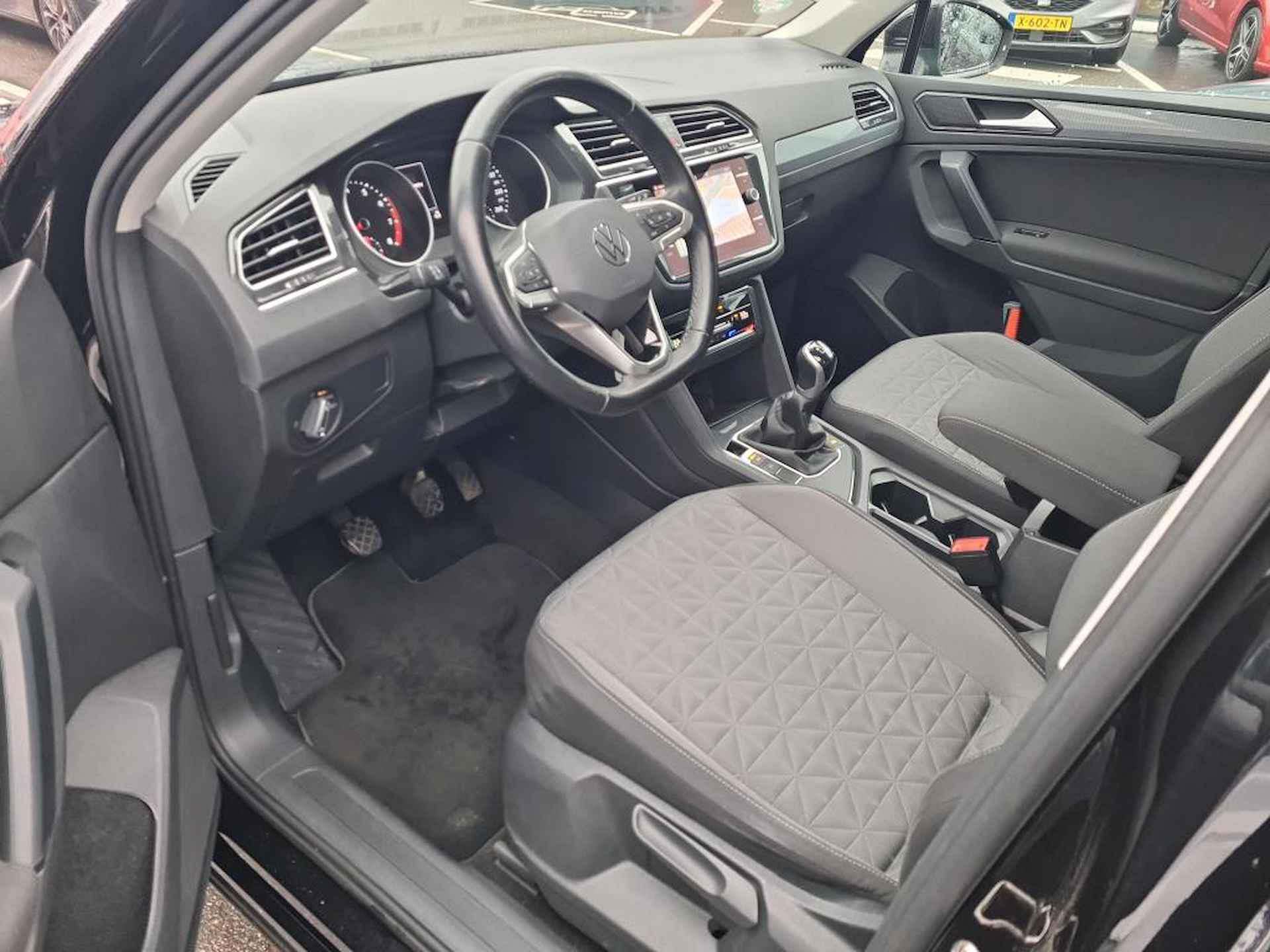 Volkswagen Tiguan 1.5 TSI Life / Led / CLimate controle / Navigatie / Parkeersensoren V+A / - 10/11