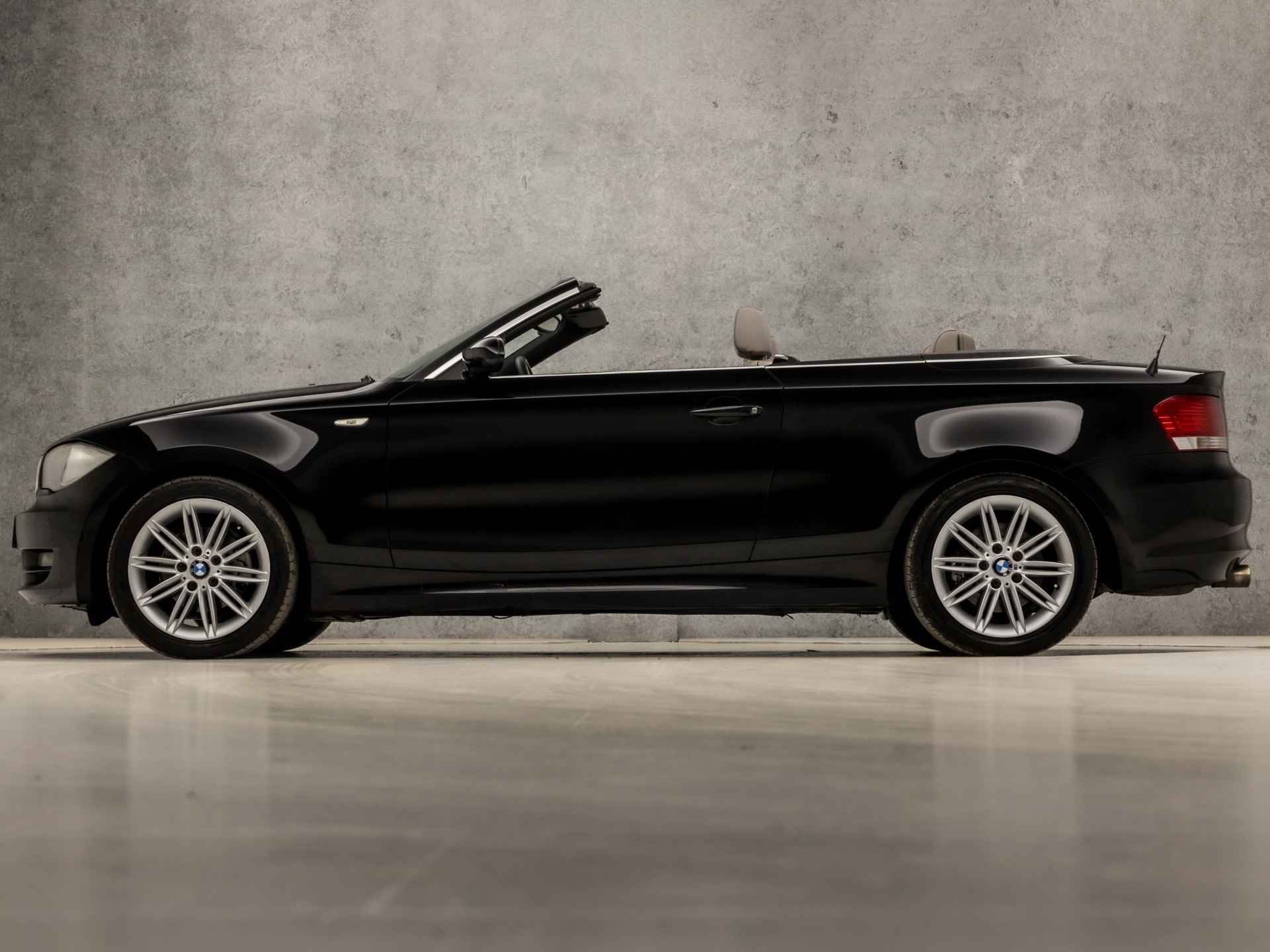 BMW 1 Serie Cabrio 118i Sportline (YOUNGTIMER, NAVIGATIE, STOELVERWARMING, CRUISE, LEDEREN SPORTSTOELEN, PARKEERSENSOREN, NIEUWE APK, LM VELGEN, NIEUWSTAAT) - 2/29