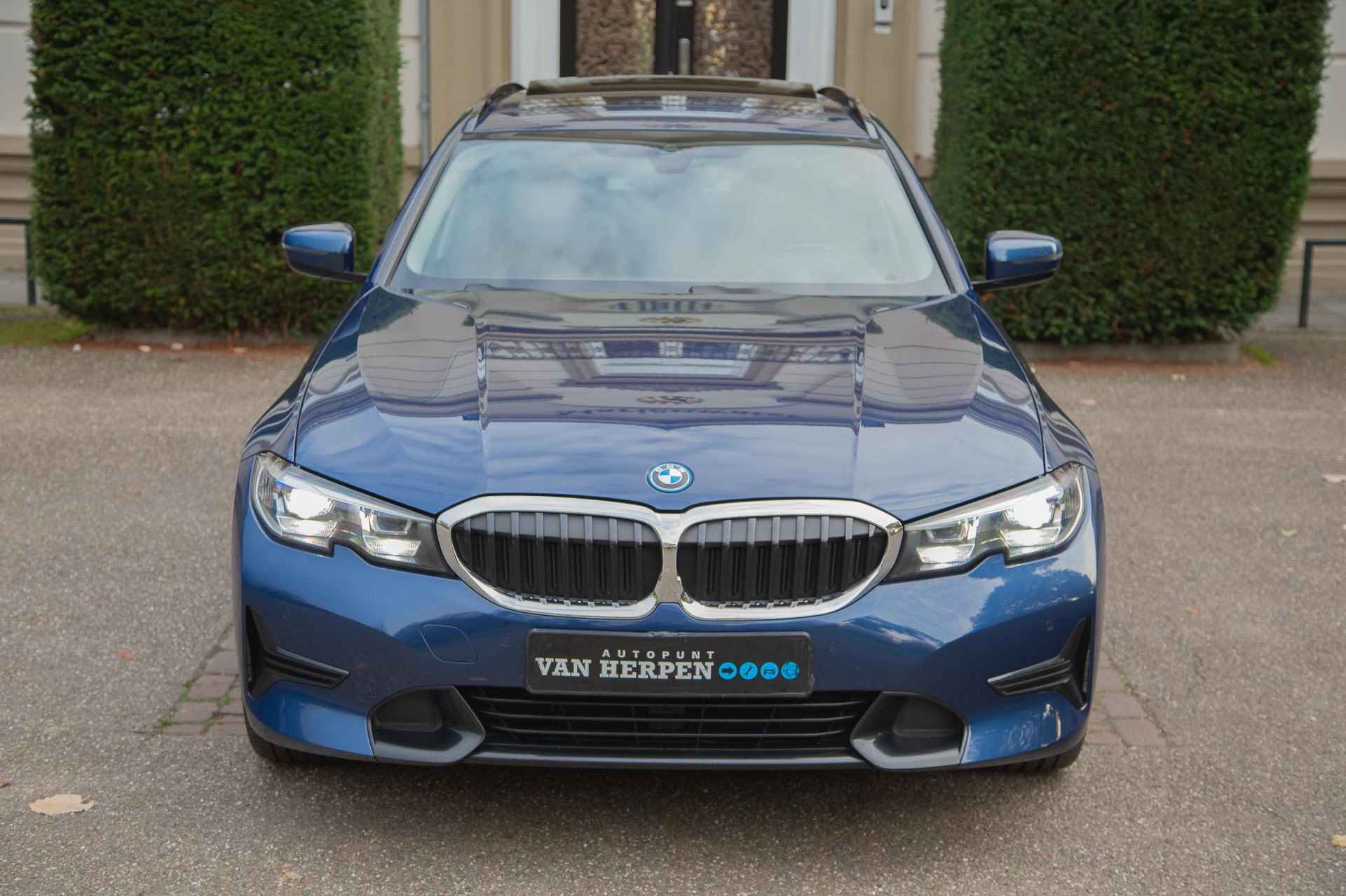 BMW 3-serie Touring 330e High Executive Pano | Individual Leder | Camera | Nieuwstaat - 7/55