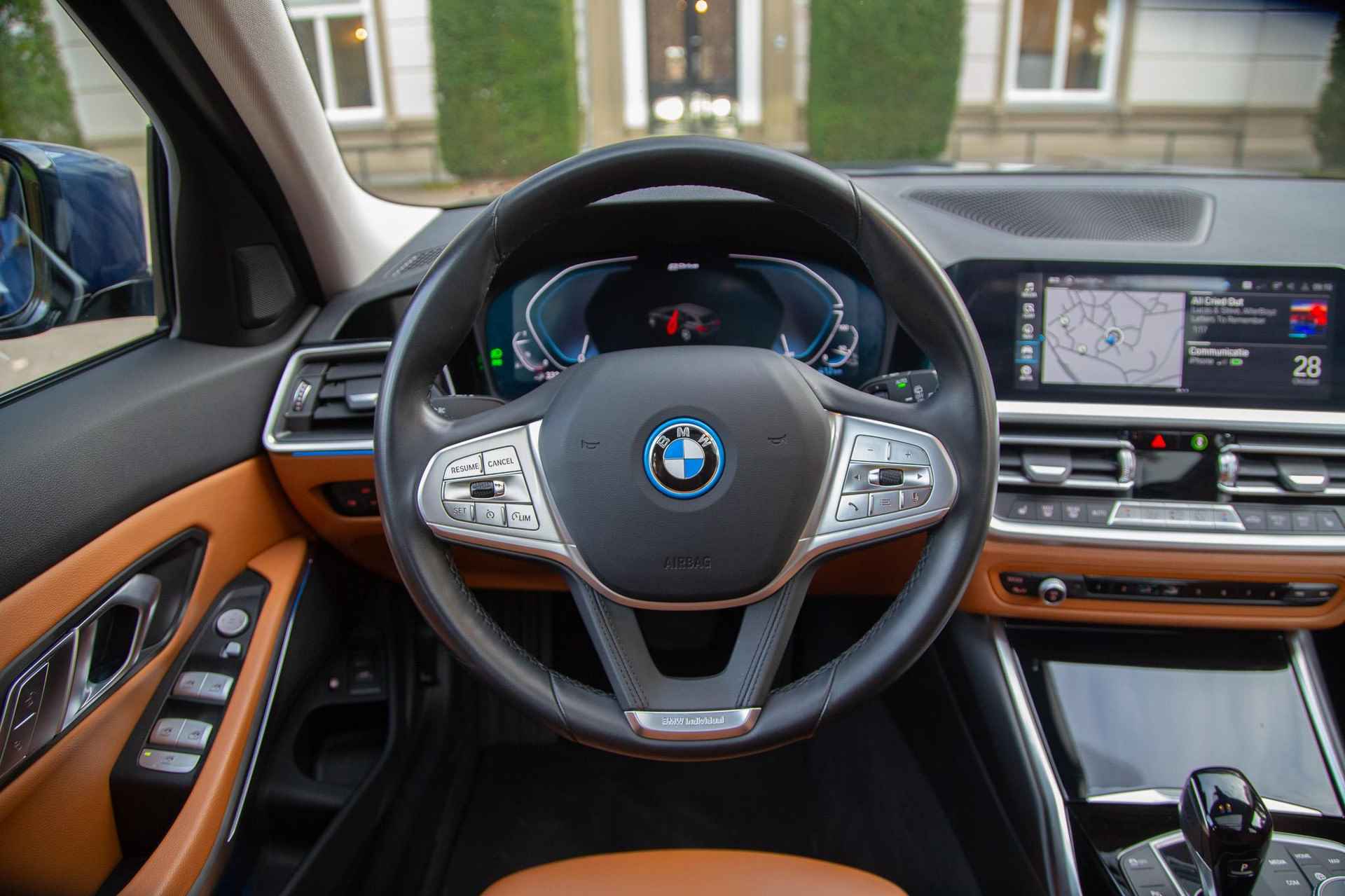 BMW 3-serie Touring 330e High Executive Pano | Individual Leder | Camera | Nieuwstaat - 19/55