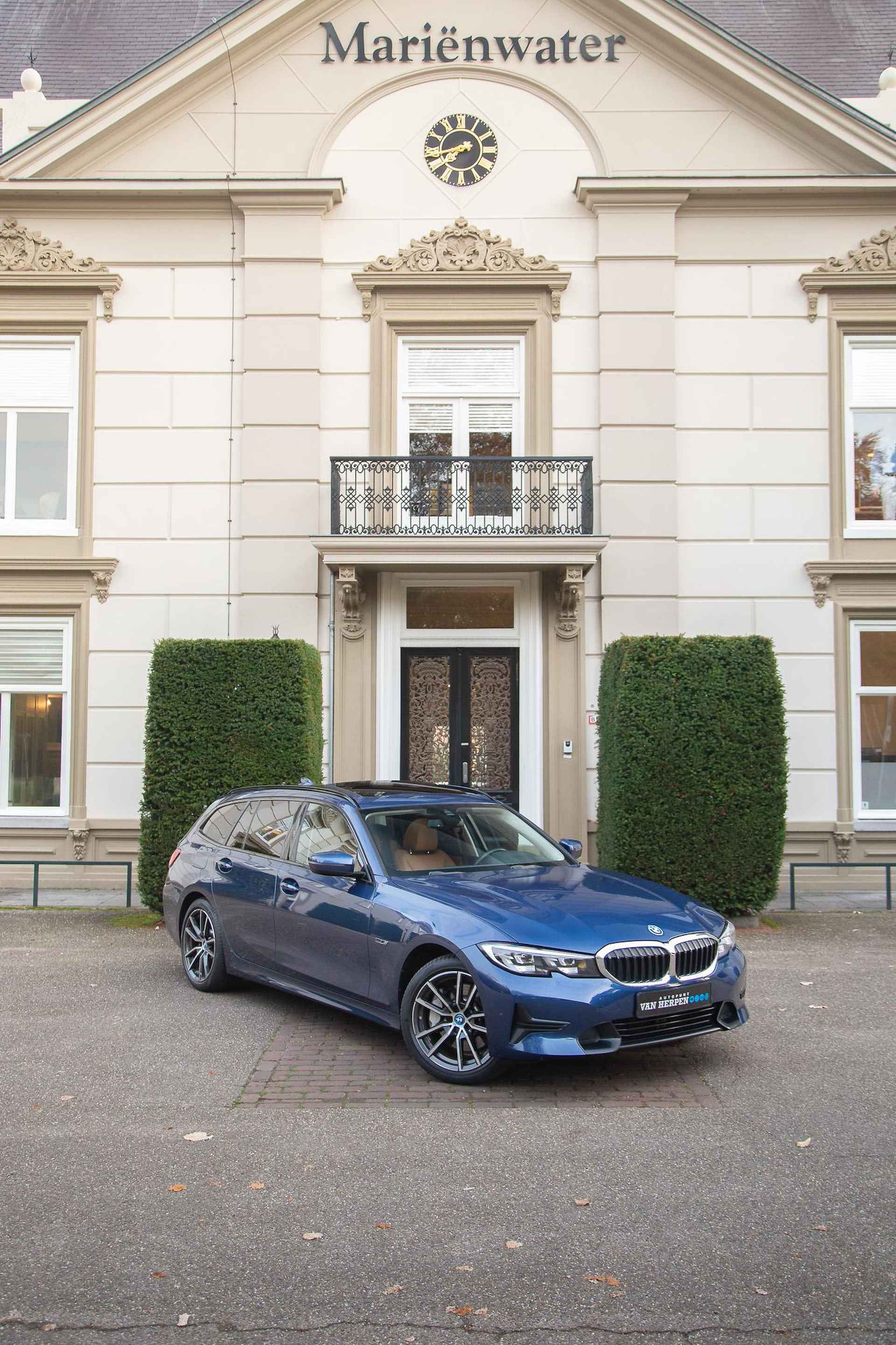 BMW 3-serie Touring 330e High Executive Pano | Individual Leder | Camera | Nieuwstaat - 49/55