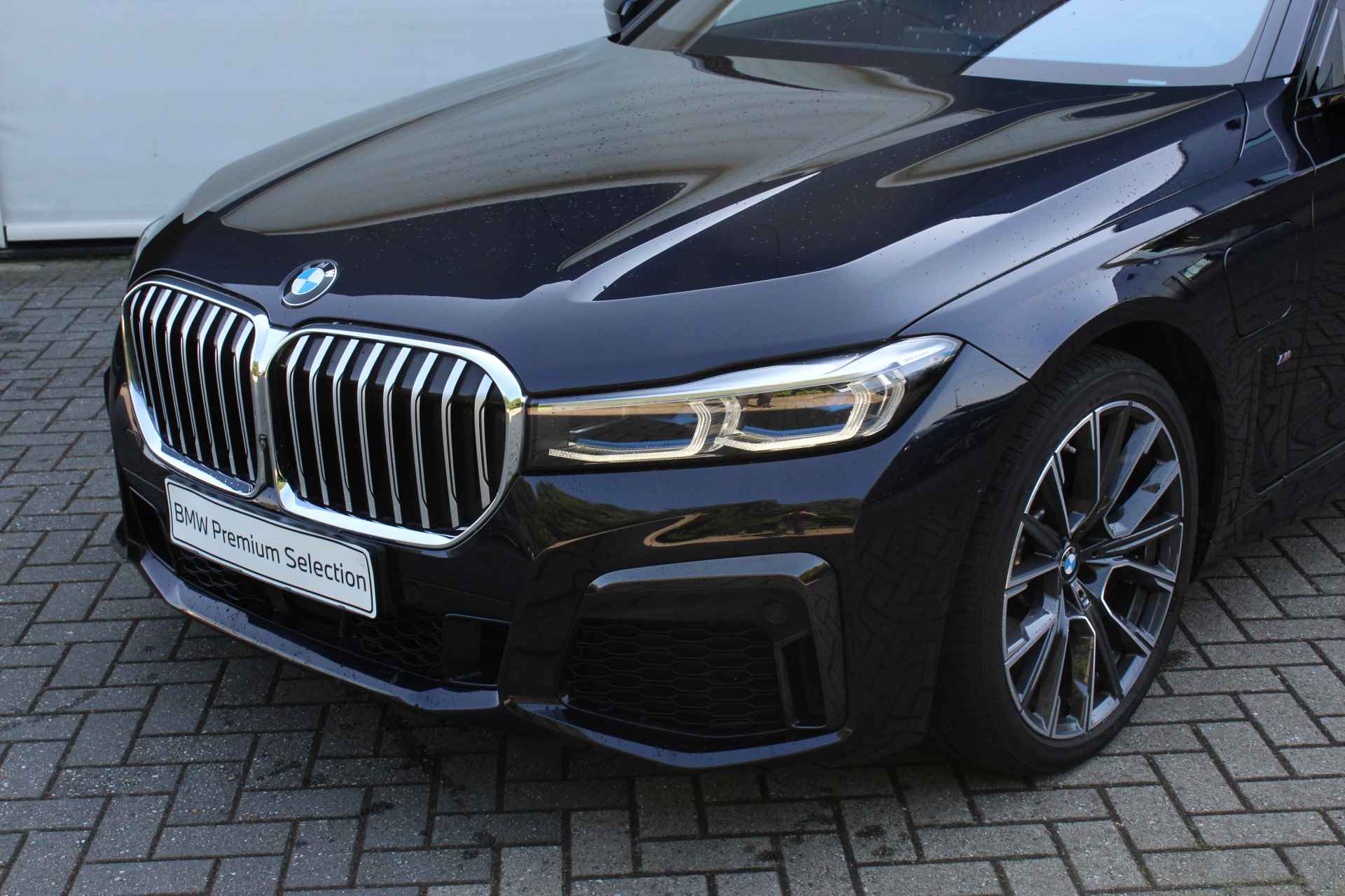 BMW 7 Serie 745e High Executive M Sport Automaat / Schuif-kanteldak / Active Steering / Massagefunctie / Laserlight / Harman Kardon / Head-Up / Parking Assistant Plus - 3/28