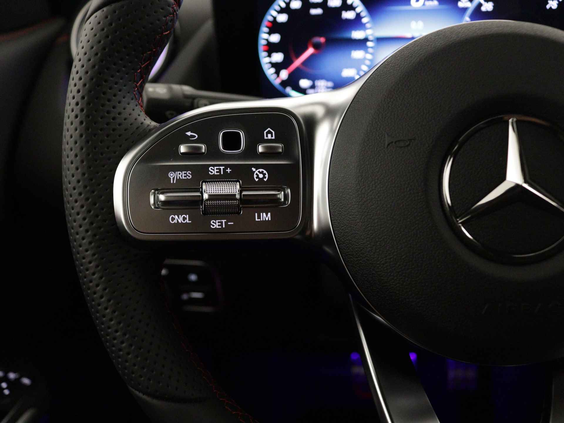 Mercedes-Benz EQA 250+ Business Edition 71 kWh | AMG Line | Business Plus pakket | Nightpakket | Dodehoekassistent | KEYLESS-GO comfort pakket | Parkeerpakket met 360°-camera | Stoelverwarming vooraan | - 17/38