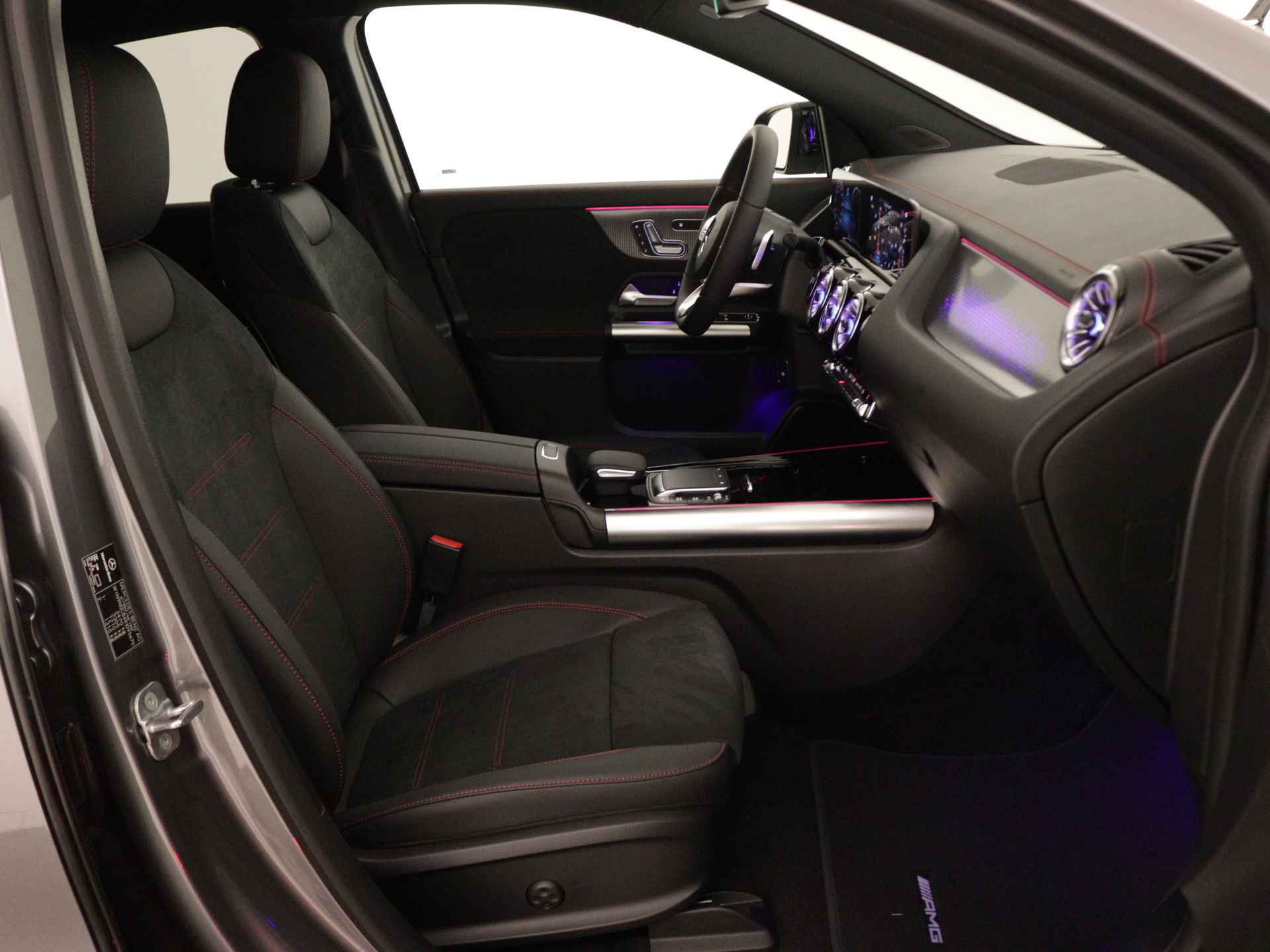Mercedes-Benz EQA 250+ Business Edition 71 kWh | AMG Line | Business Plus pakket | Nightpakket | Dodehoekassistent | KEYLESS-GO comfort pakket | Parkeerpakket met 360°-camera | Stoelverwarming vooraan | - 24/38