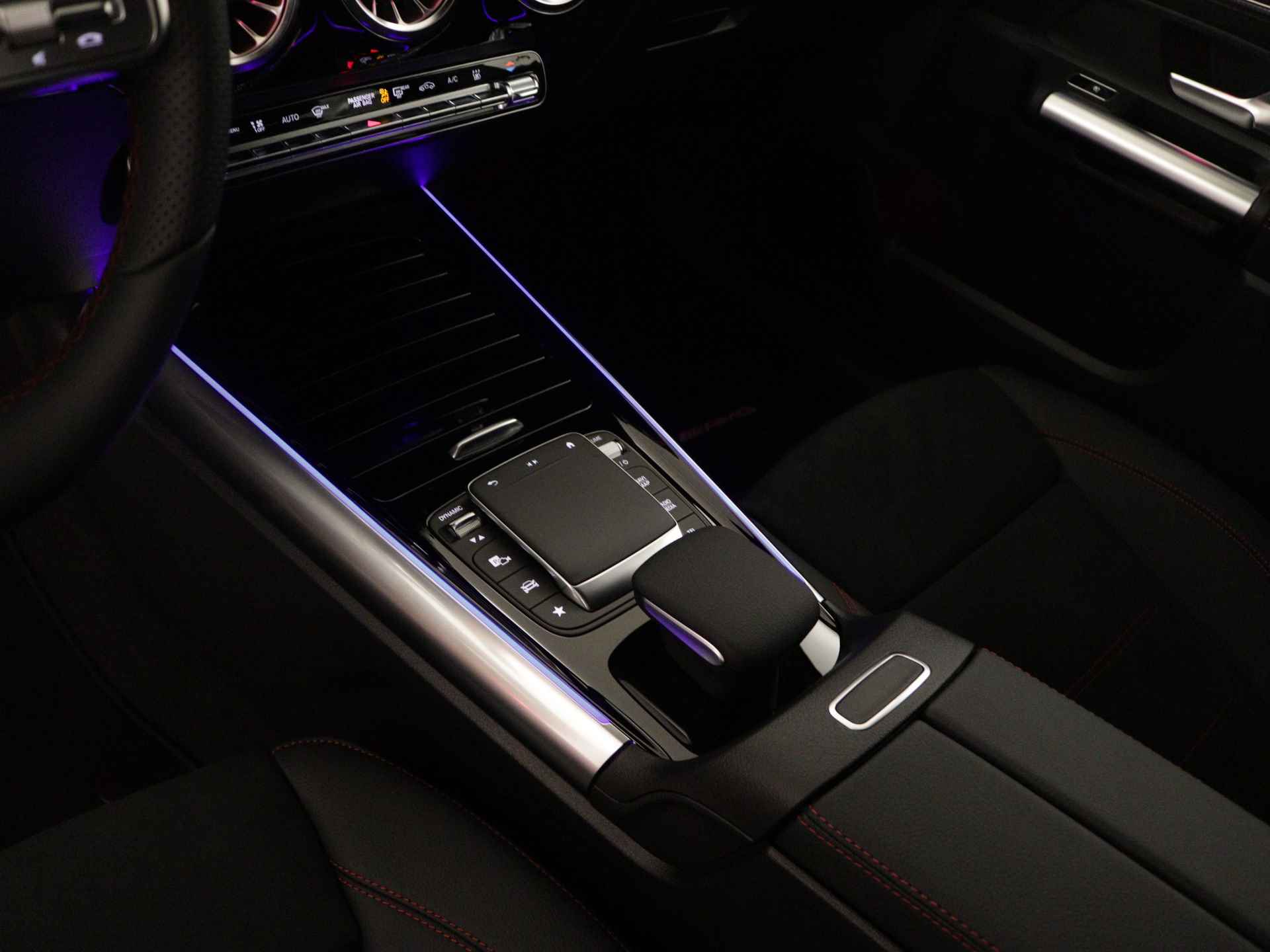 Mercedes-Benz EQA 250+ Business Edition 71 kWh | AMG Line | Business Plus pakket | Nightpakket | Dodehoekassistent | KEYLESS-GO comfort pakket | Parkeerpakket met 360°-camera | Stoelverwarming vooraan | - 27/38