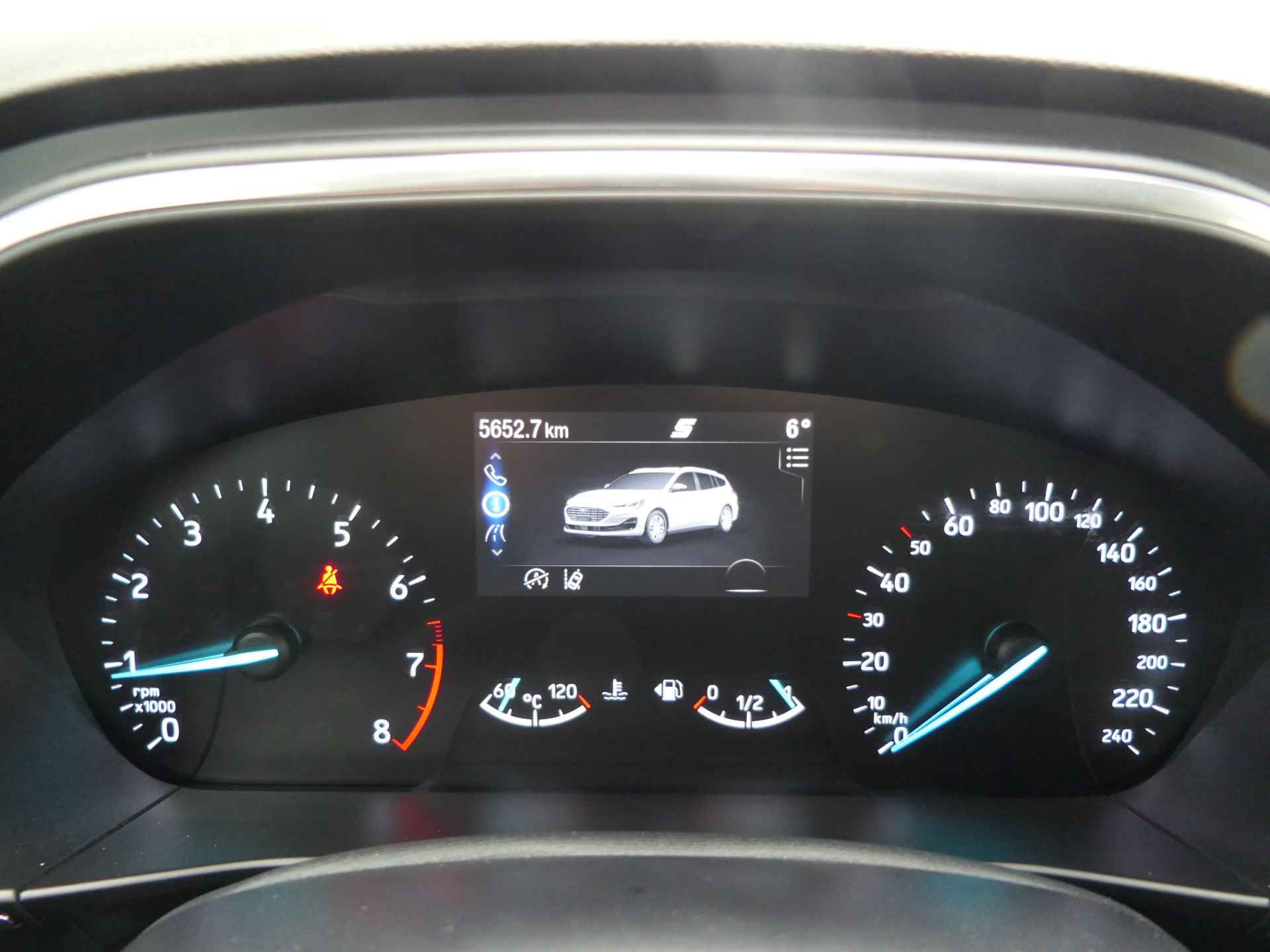 Ford Focus Wagon 1.0 EcoBoost Hybrid Titanium | Navigatie | Sync4 | Winterpack | Camera | LED | DAB | CarPlay/Android Auto | Voorruit Verwarming - 18/34