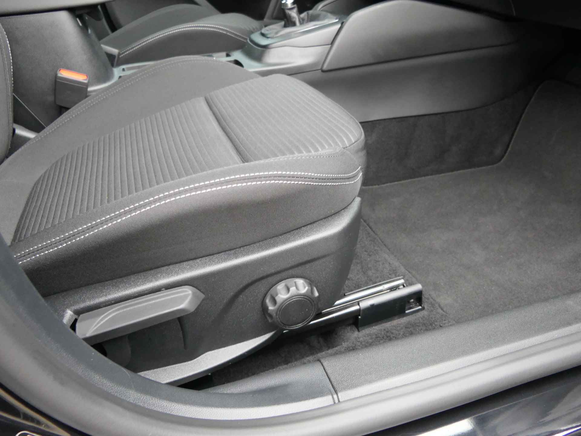Ford Focus Wagon 1.0 EcoBoost Hybrid Titanium | Navigatie | Sync4 | Winterpack | Camera | LED | DAB | CarPlay/Android Auto | Voorruit Verwarming - 28/34