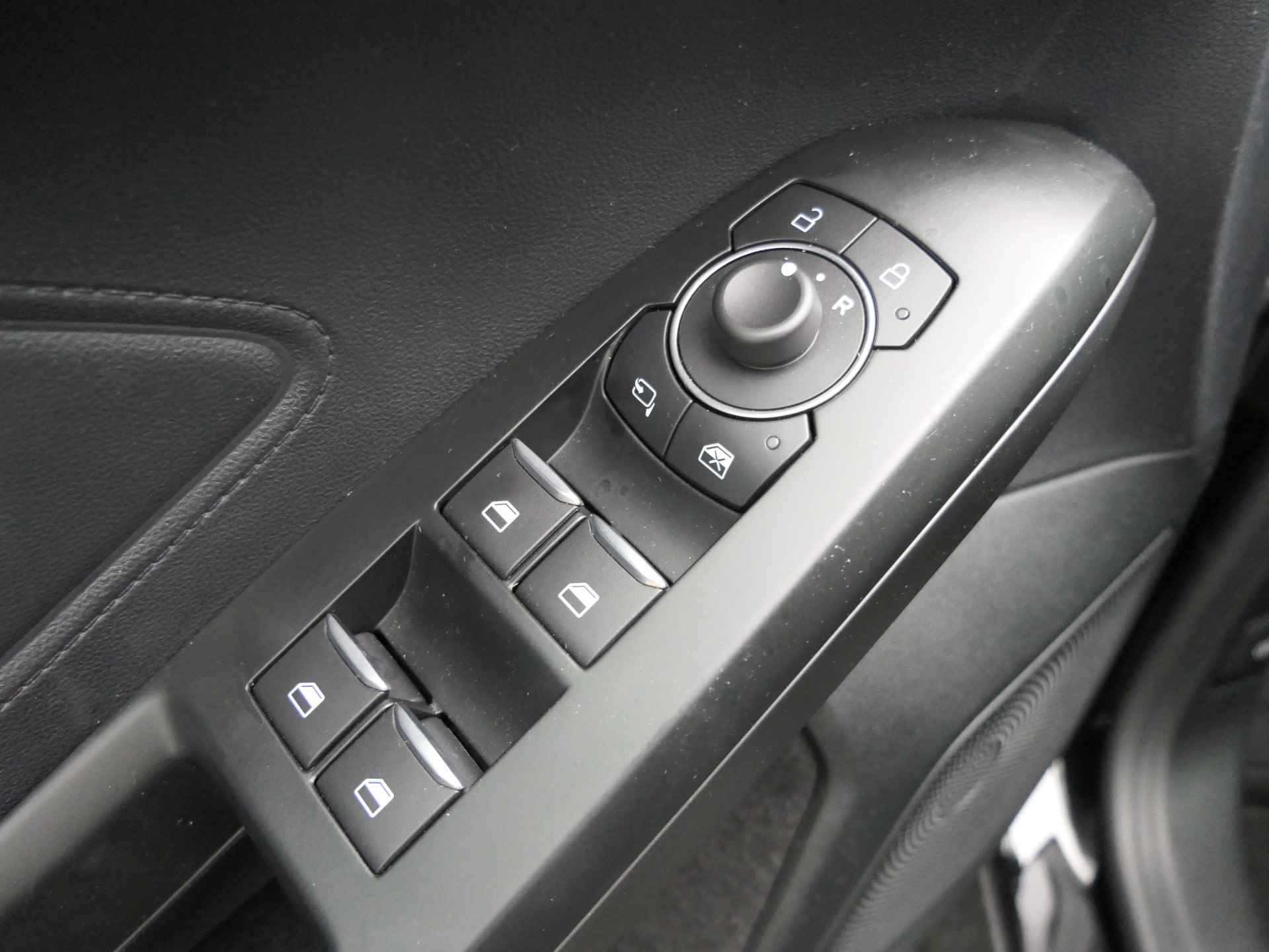 Ford Focus Wagon 1.0 EcoBoost Hybrid Titanium | Navigatie | Sync4 | Winterpack | Camera | LED | DAB | CarPlay/Android Auto | Voorruit Verwarming - 29/34