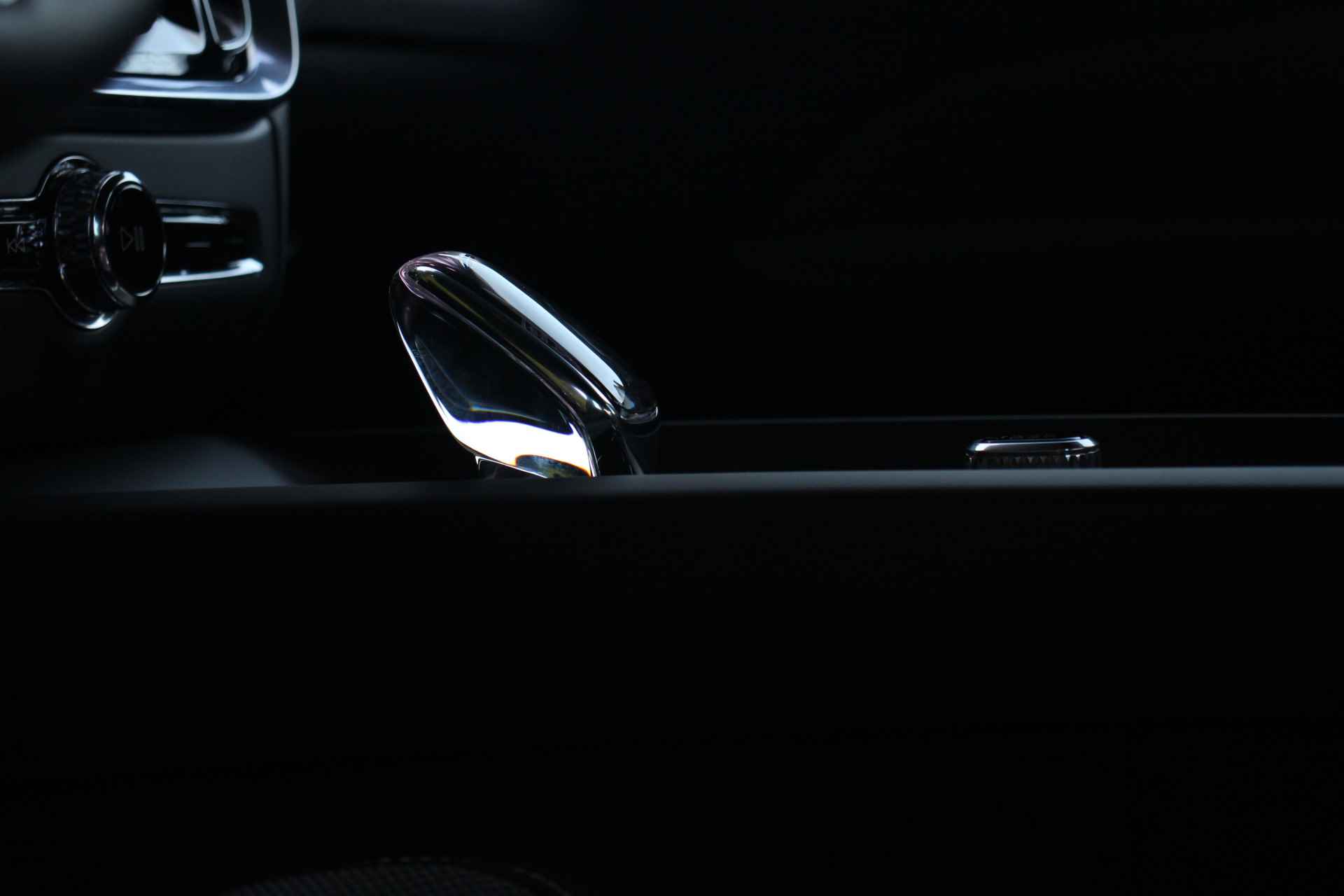 Volvo S60 B4 198pk Plus Dark Black Edition | 360º Camera | Harman/Kardon | Memory Seats | Adaptive Cruise | 19" velgen - 17/25