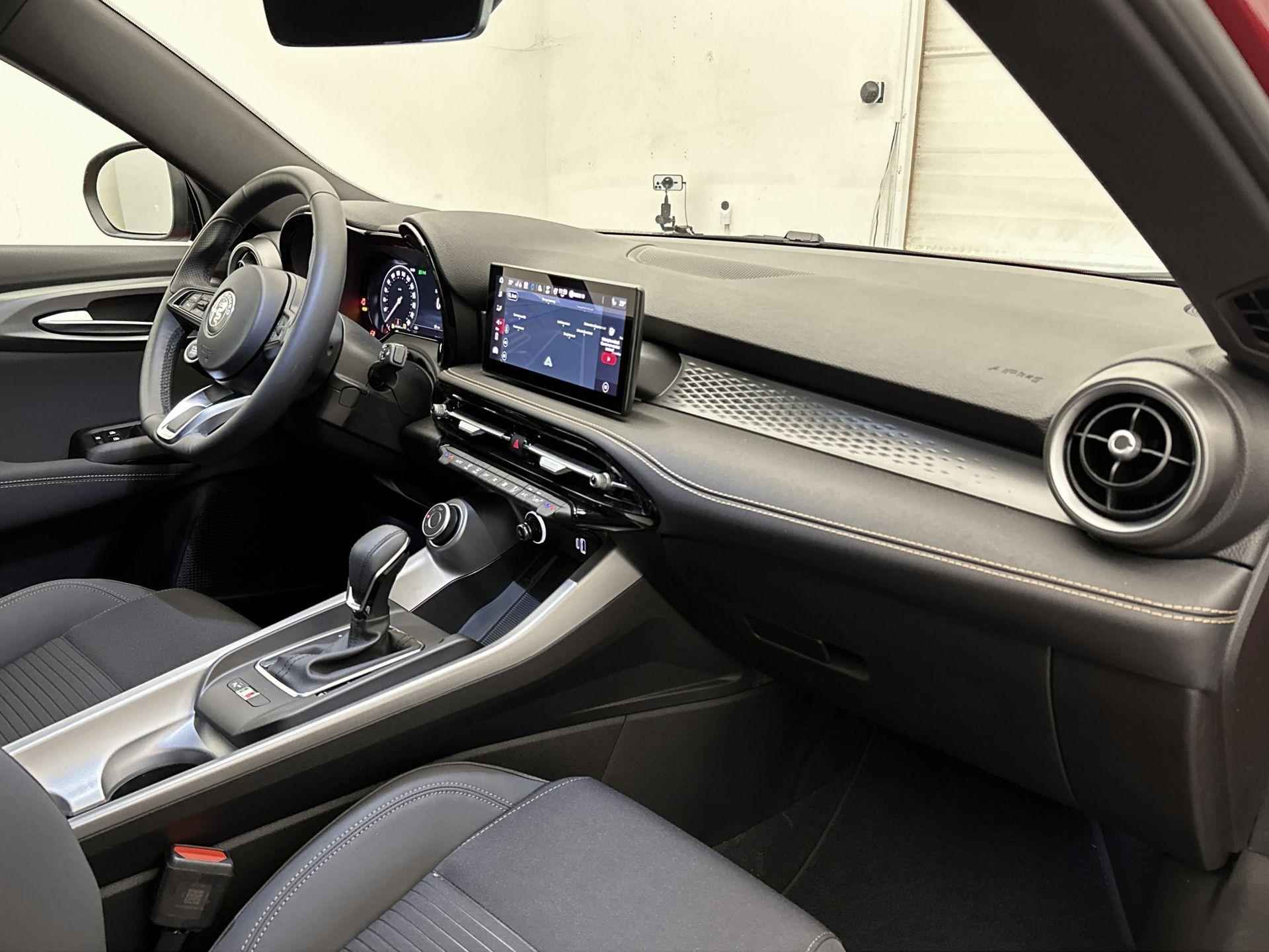 Alfa Romeo Tonale SUV Hybrid Sprint 130 pk Automaat | Navigatie | Achteruitrijcamera | Parkeersensoren Voor en Achter | Voorstoelen Verwarmd | Keyless Entry/Start | Matrix LED Koplampen | Climate Control | Adaptieve Cruise Control | 18" Lichtmetalen Velgen | Apple Carplay/Android Auto | - 13/31