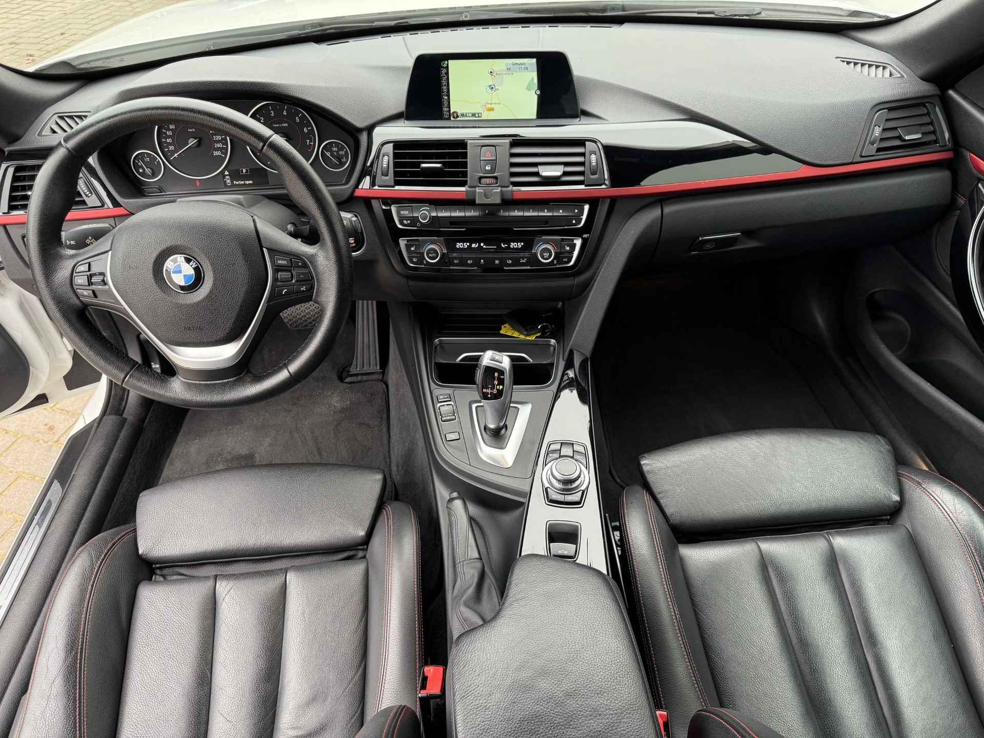 BMW 4-serie Cabrio 430i Centennial High Executive / Stoelverwarming / Parkeersensoren voor en achter / Navigatie / Lederen bekleding - 3/44