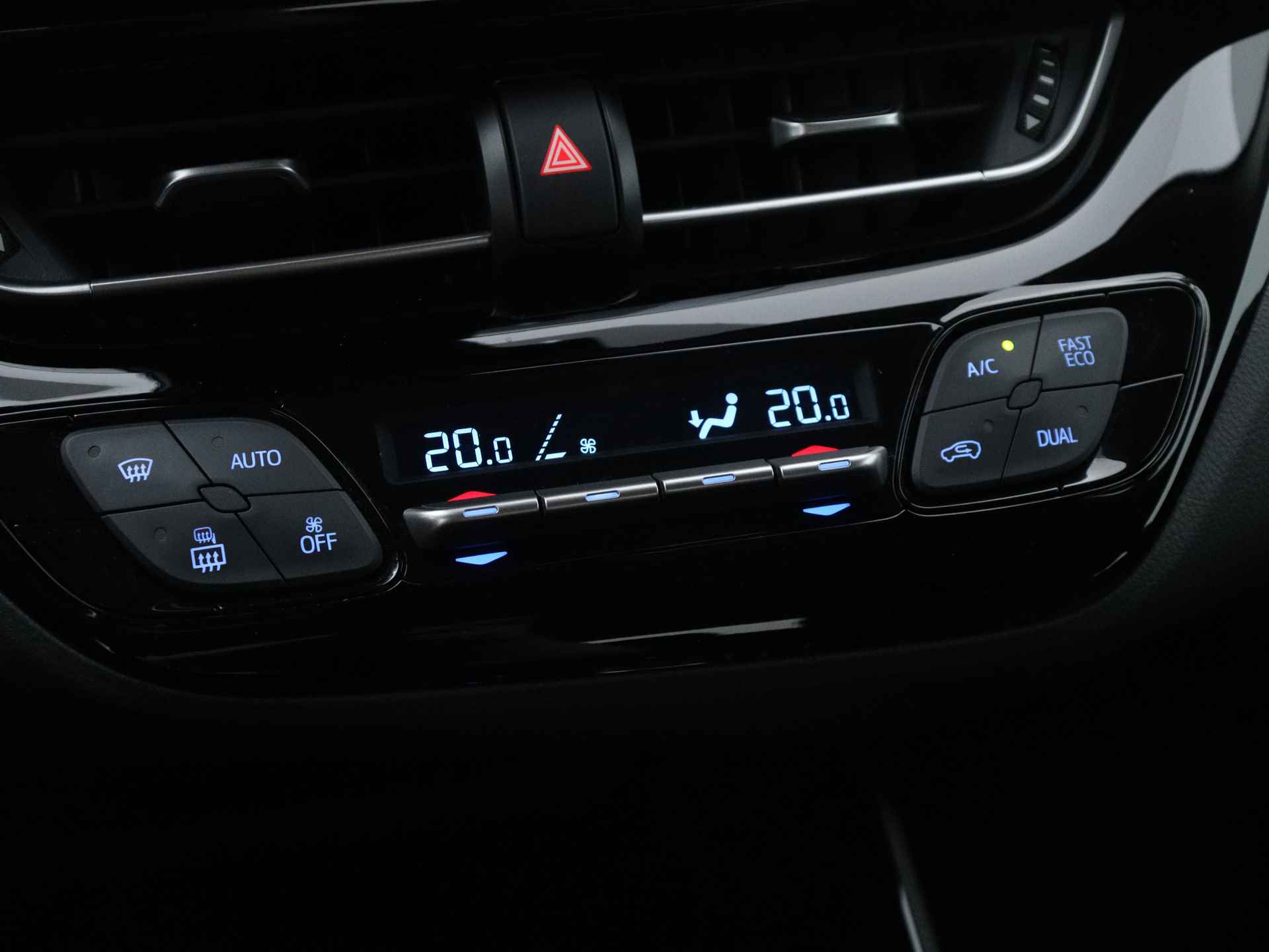 Toyota C-HR 1.8 Hybrid Dynamic | Navigatie | LED Verlichting | 01-06 DVL CF - 12/45