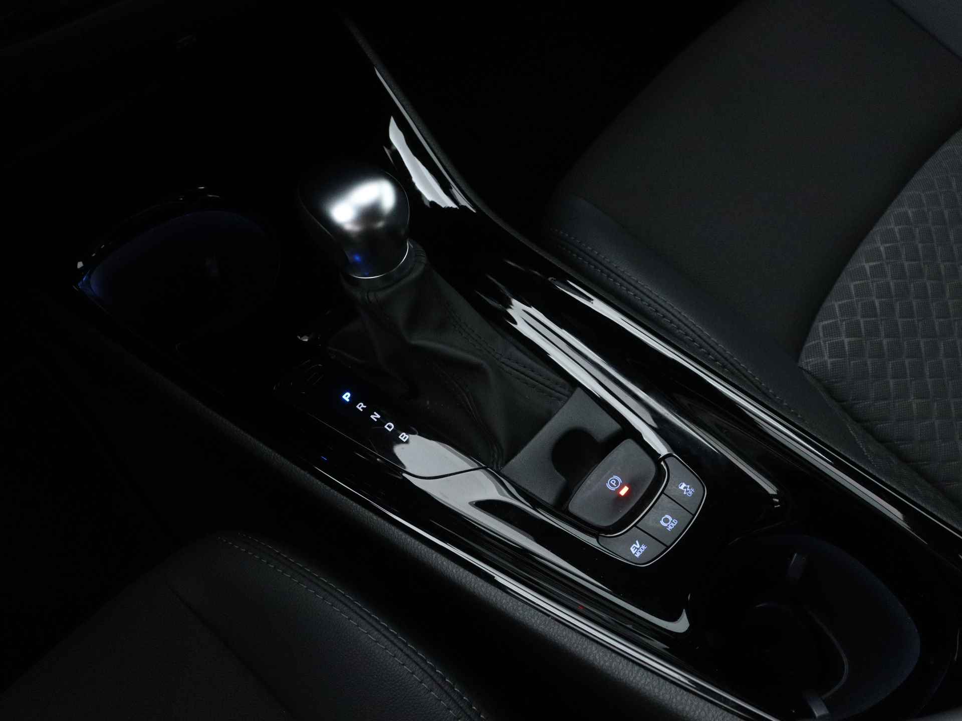 Toyota C-HR 1.8 Hybrid Dynamic | Navigatie | LED Verlichting | 01-06 DVL CF - 13/45