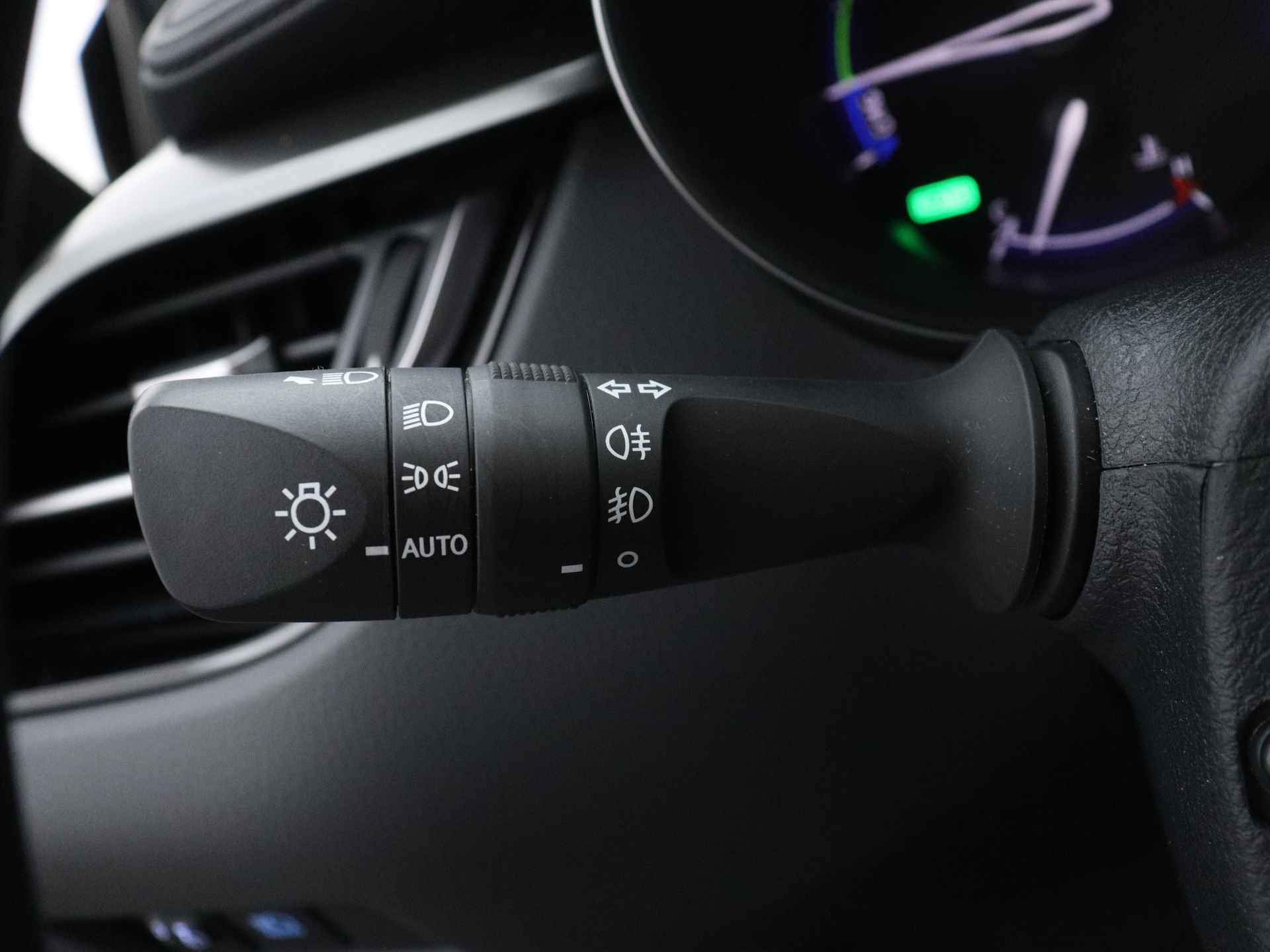 Toyota C-HR 1.8 Hybrid Dynamic | Navigatie | LED Verlichting | 01-06 DVL CF - 24/45