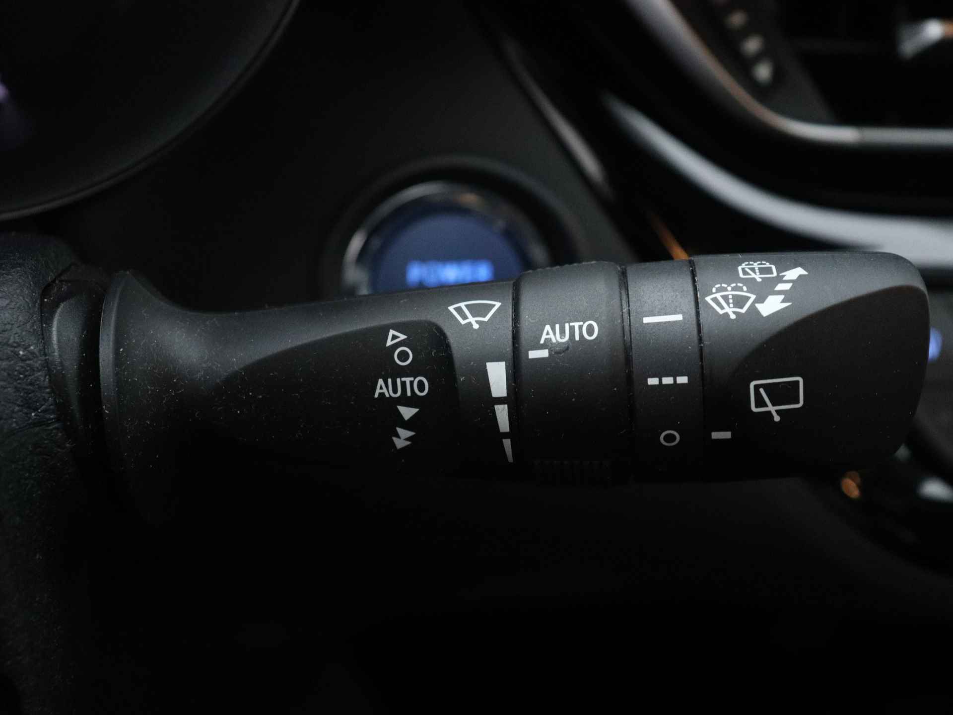 Toyota C-HR 1.8 Hybrid Dynamic | Navigatie | LED Verlichting | 01-06 DVL CF - 25/45