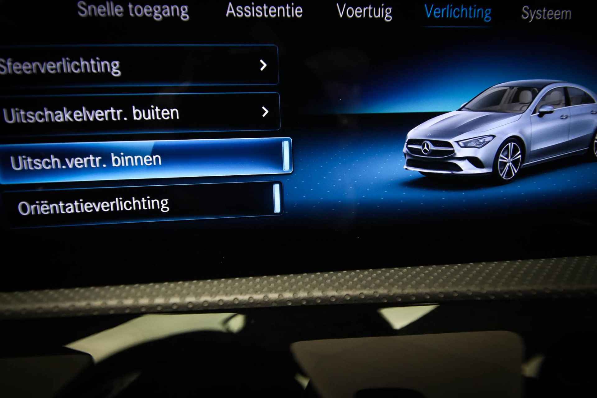 Mercedes-Benz CLA-klasse 200 AMG Line | PANORAMADAK | WIDESCREEN | APPLE | SFEERVERLICHTING | 19" - 56/63