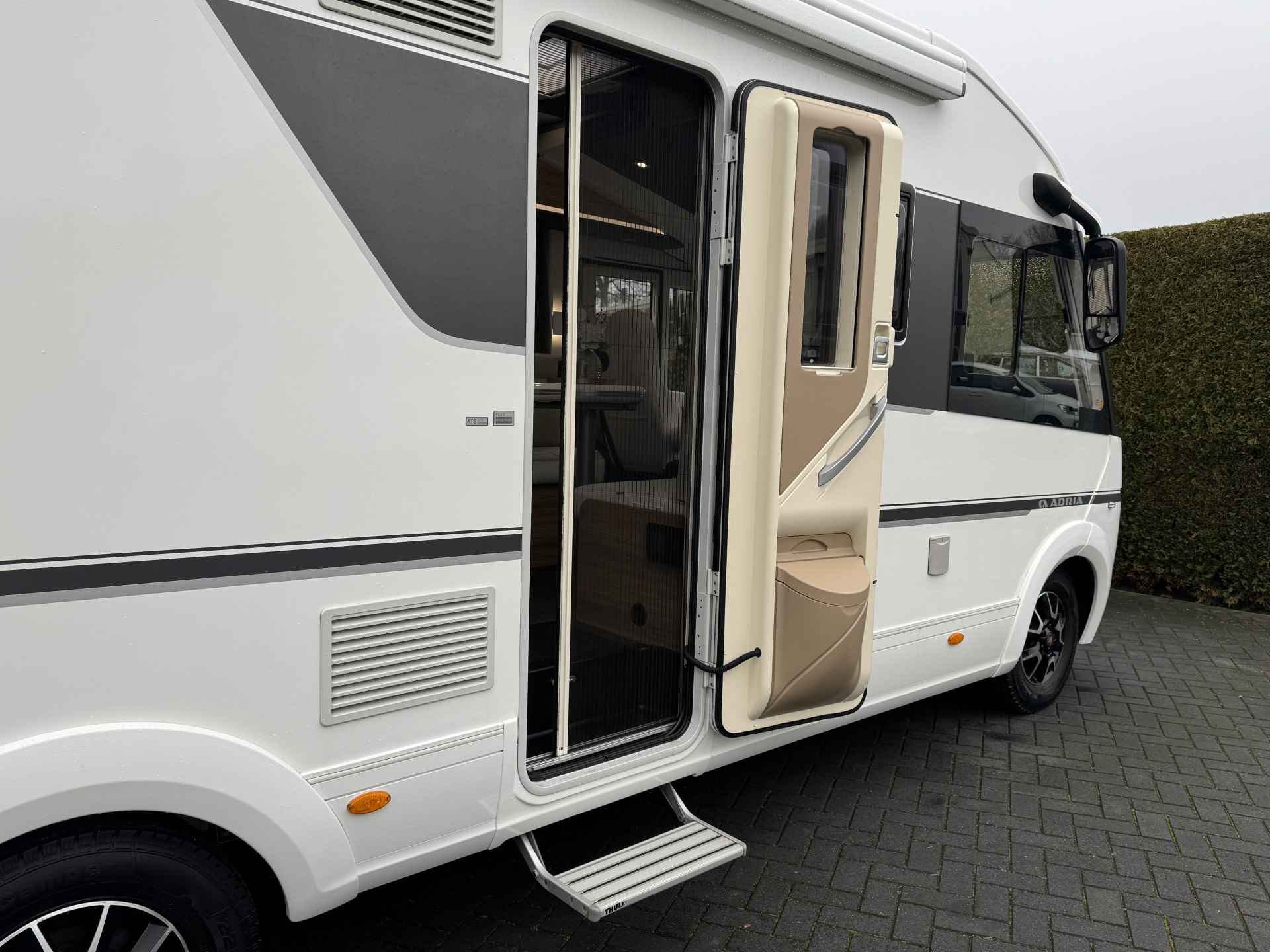 Adria Sonic 700 DC Plus 150 pk AUTOMAAT Euro6 EP LEVELSYSTEEM **Queensbed/4 zitplaatsen/4 slaapplaatsen/Face to Face/Luifel/Zonnepanee - 76/81