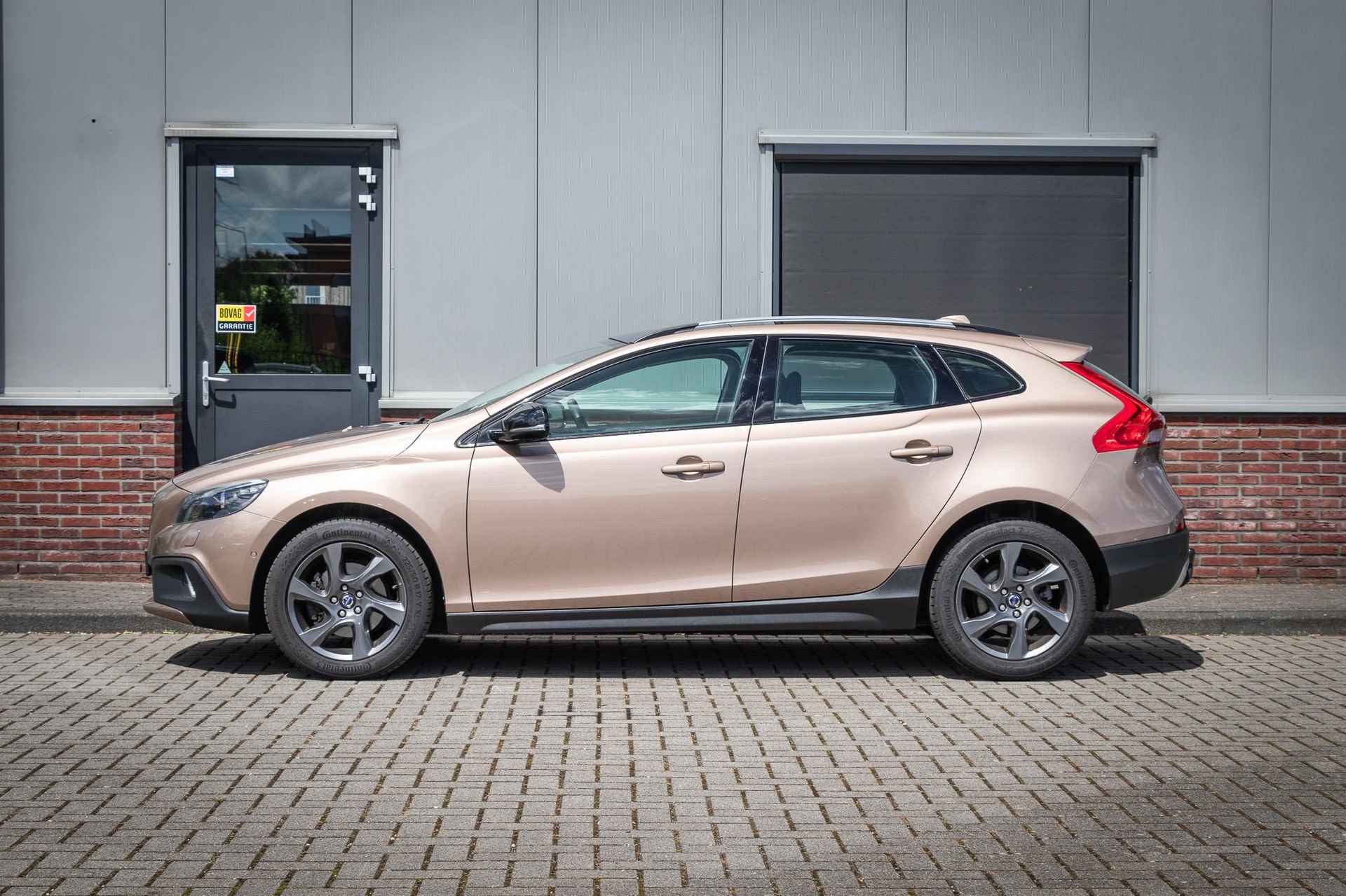 Volvo V40 Cross Country 1.6 D2 Momentum | Panoramadak | Trekhaak | Standkachel | Keyless | Navigatie | - 5/24